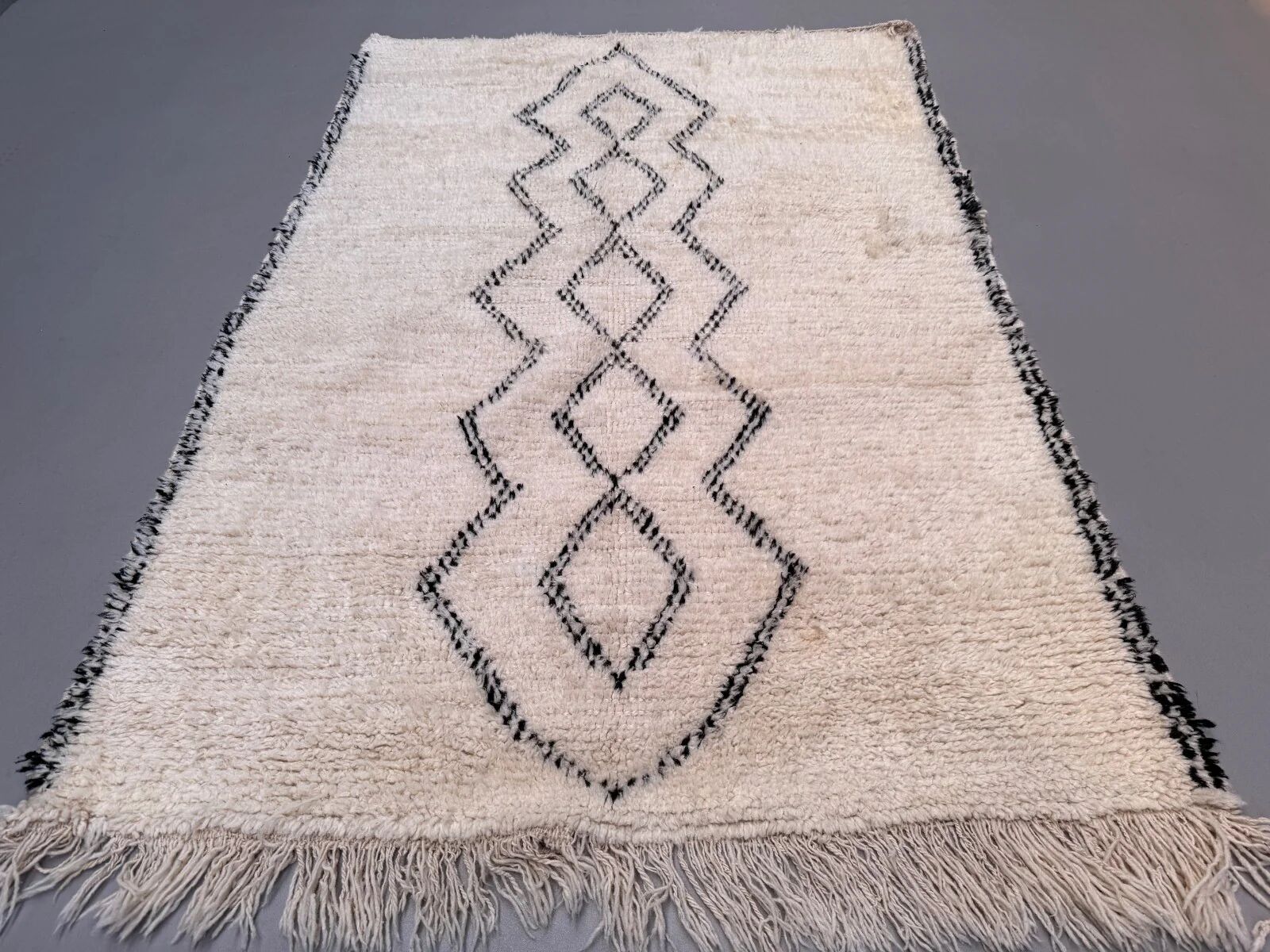 Tapis berbère marocain vintage Beni Ourain, Atlas, motif tribal, 200 x 142 cm, déstockage