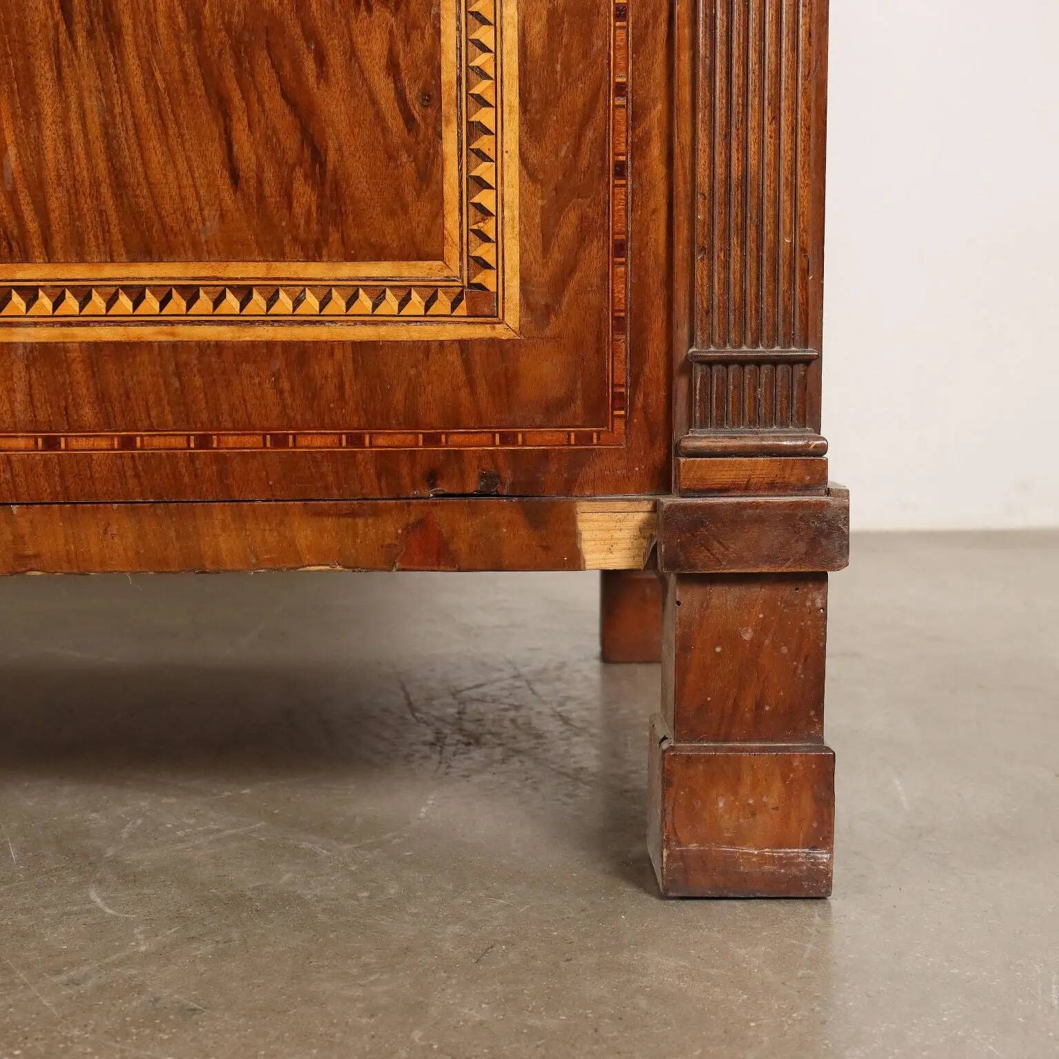 Antique buffet in Eastern European walnut, 19th century.