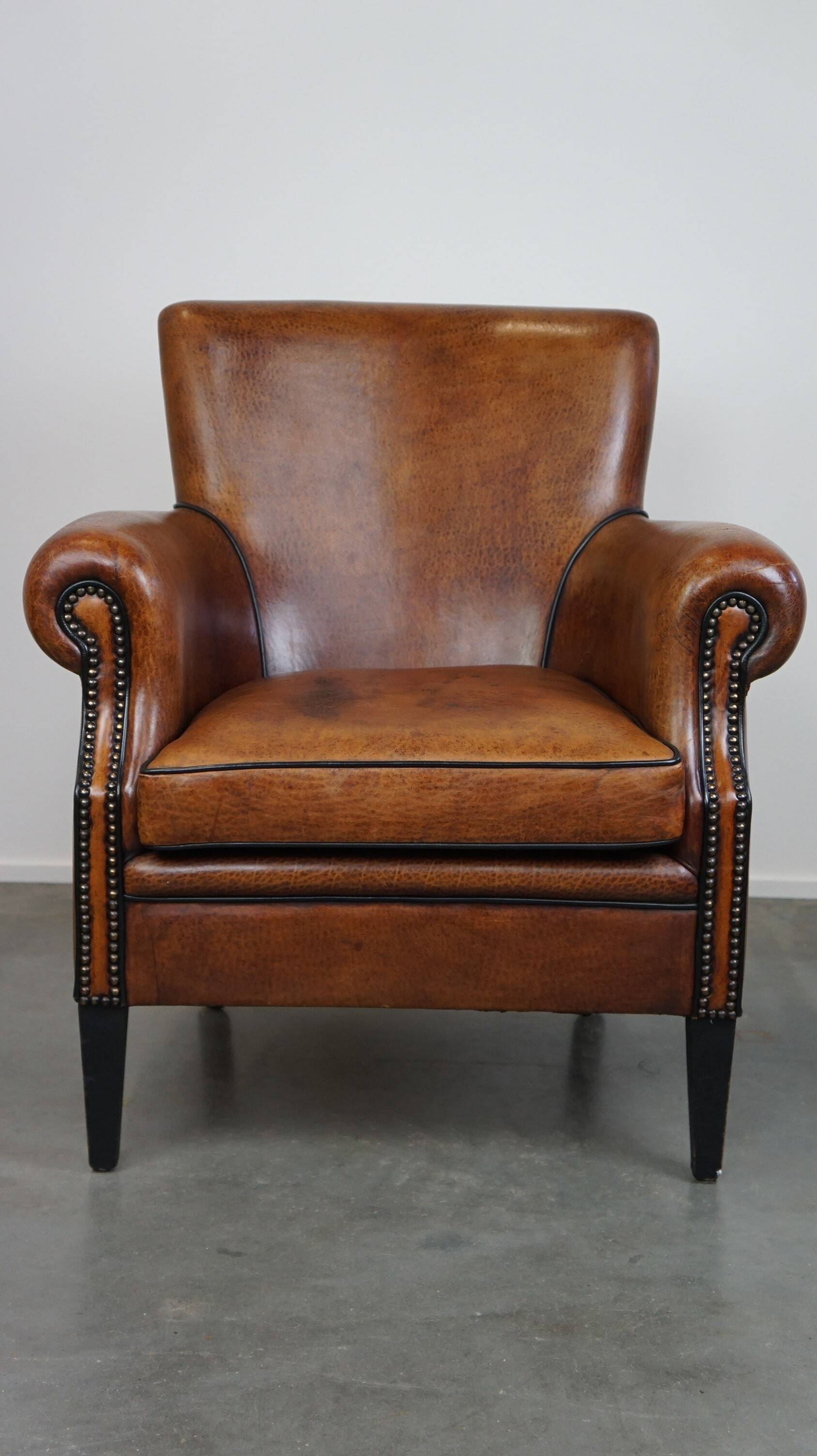Correct and comfortable sheep leather armchair/armchair with a beautiful finish