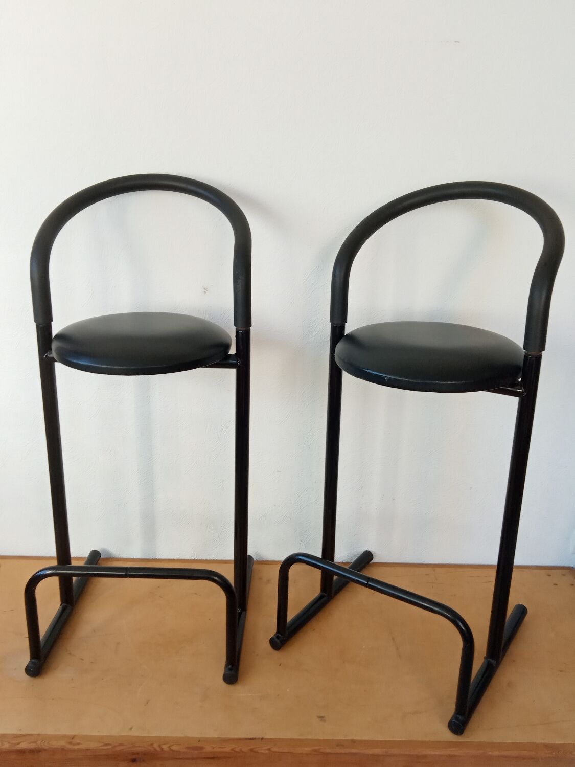 Pair of post-modern bar stools, Amisco, 1980s