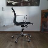 Fauteuil modèle EA117 de Charles et Ray Eames édition Vitra