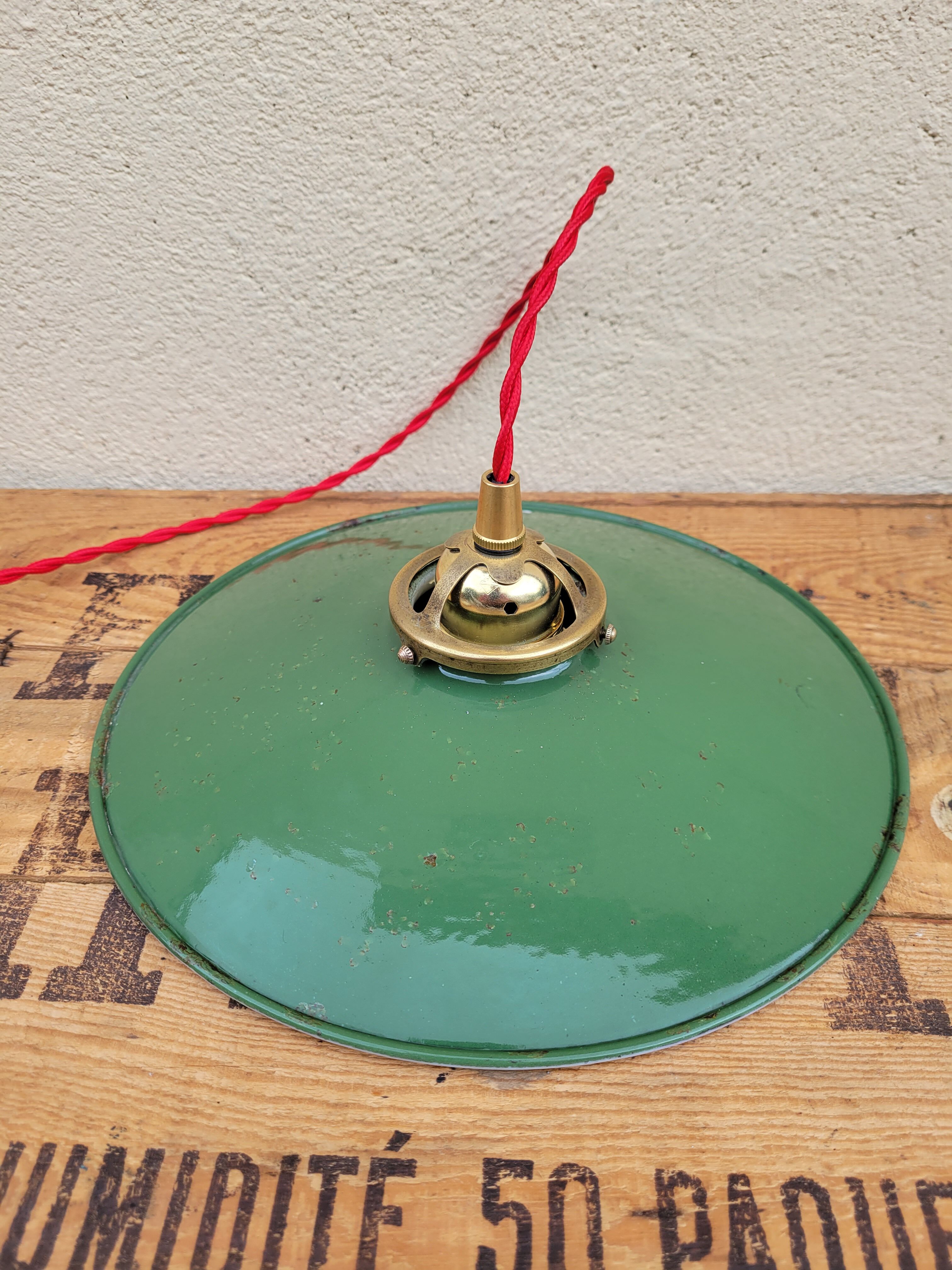 Enamelled sheet metal suspension