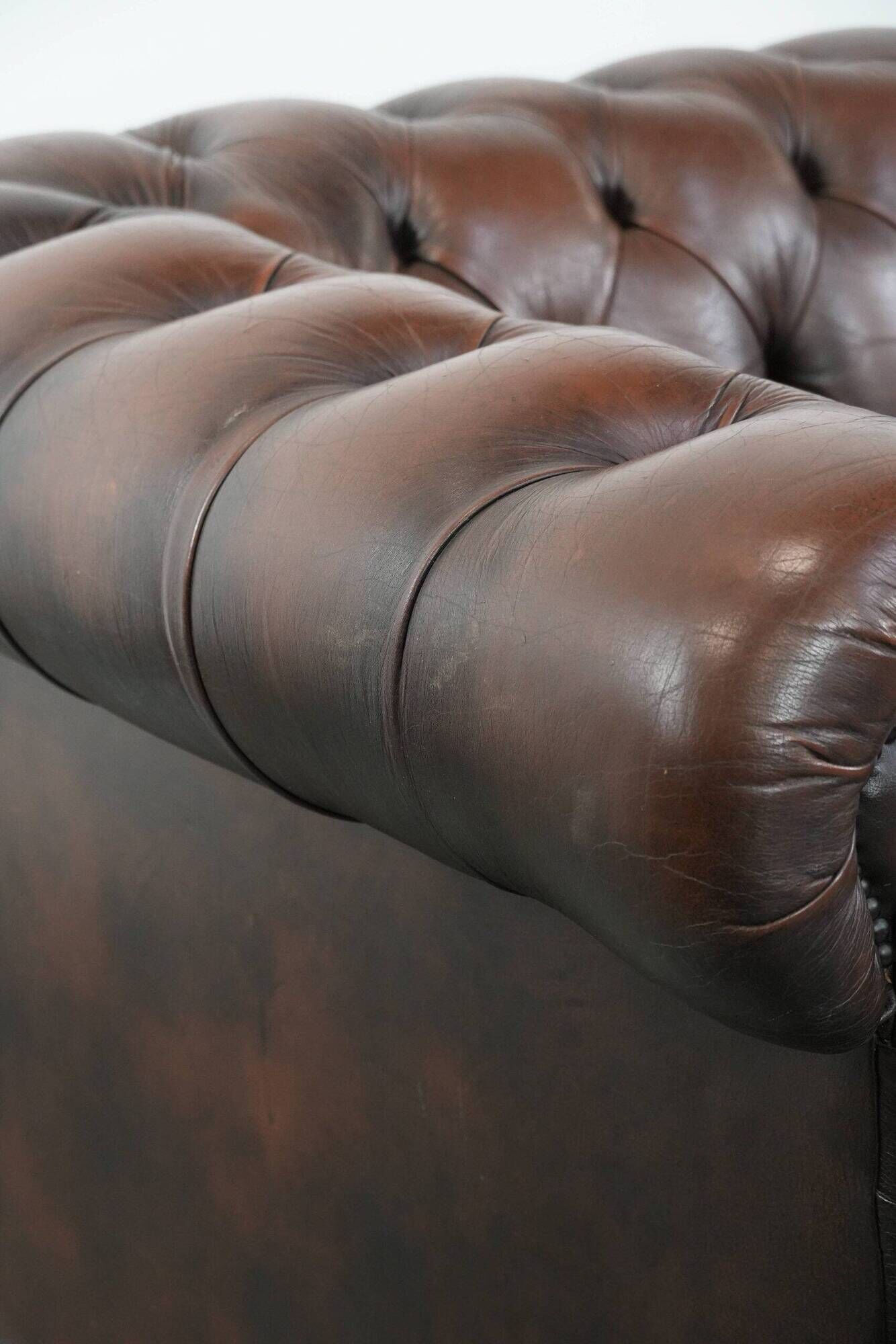 Dark brown cow leather vintage 2-seater Chesterfield sofa in English style