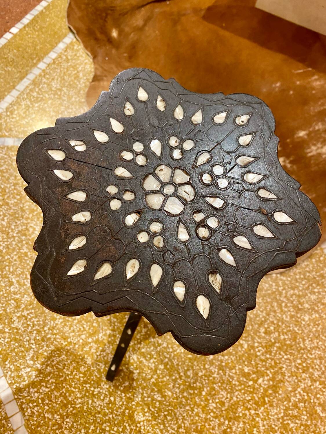 Syrian mother-of-pearl side table / side table