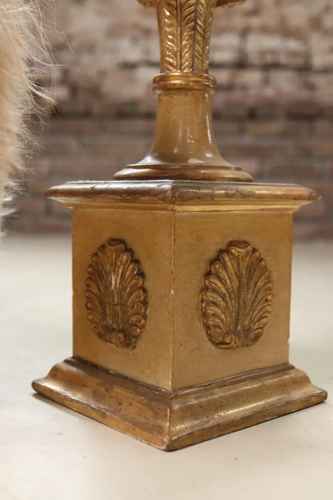 Giltwood candlestick on plinth – Italian neoclassical style, mid-20th c.