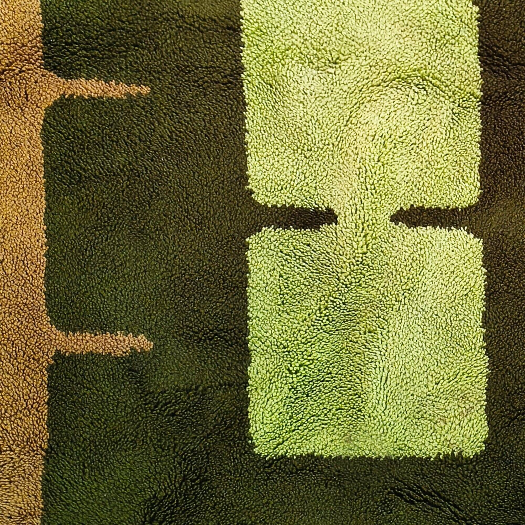 1970s gorgeous geometric space age rug in wool. Made in Italy