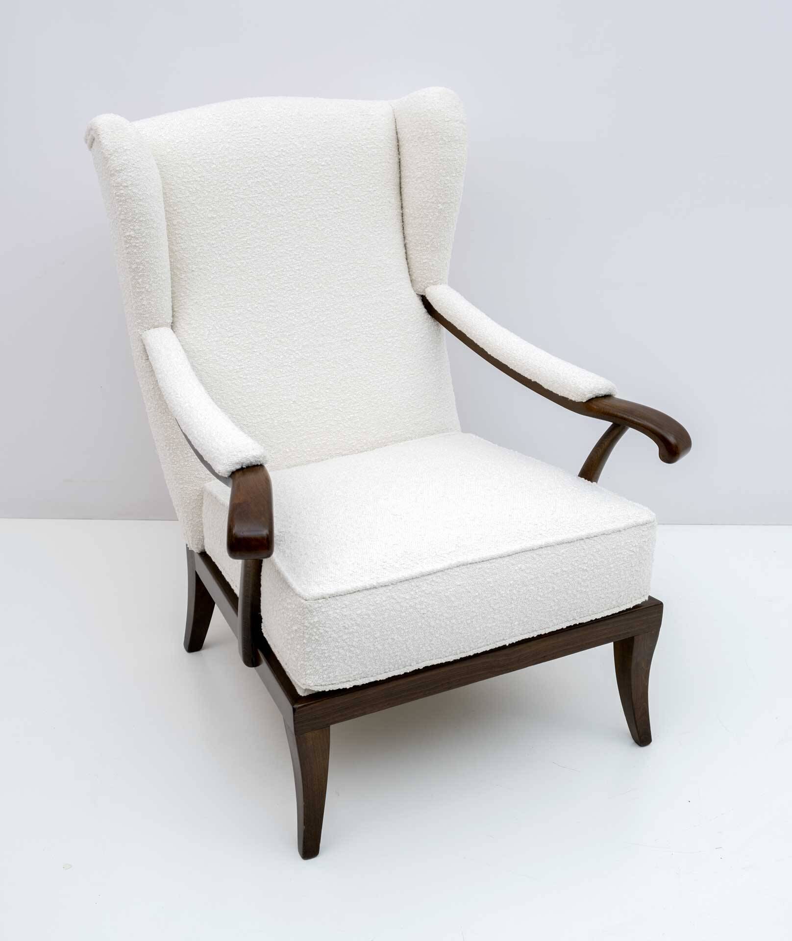 Fauteuil Paolo Buffa style moderne du milieu du siècle, en noyer italien et revêtement bouclé