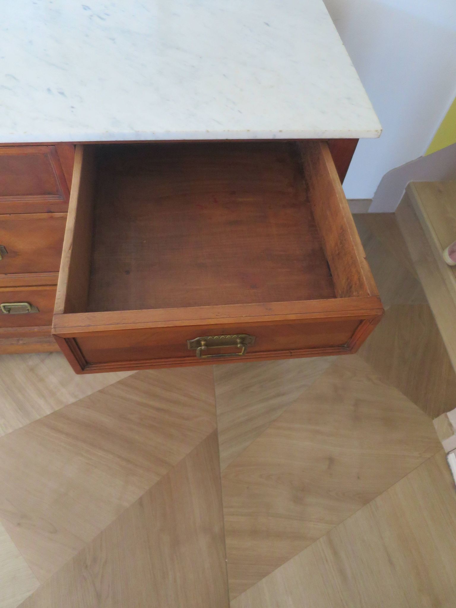 Louis Philippe style chest of drawers with 4 drawers in solid walnut and marble, 1900-1950.