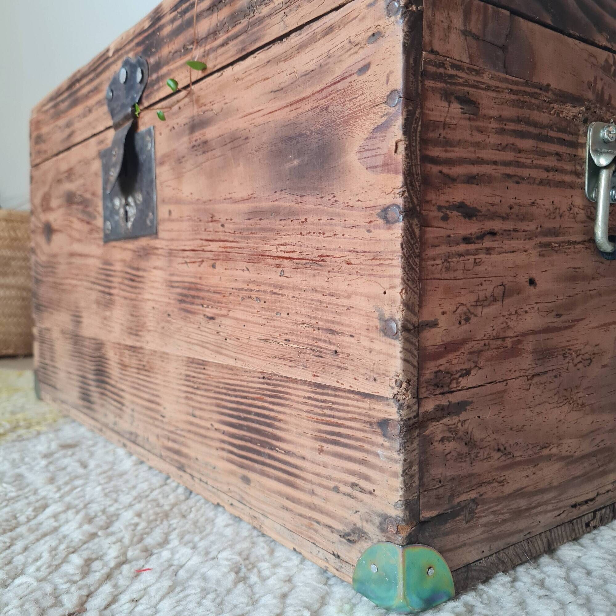 Old solid wood storage trunk – Raw Patina