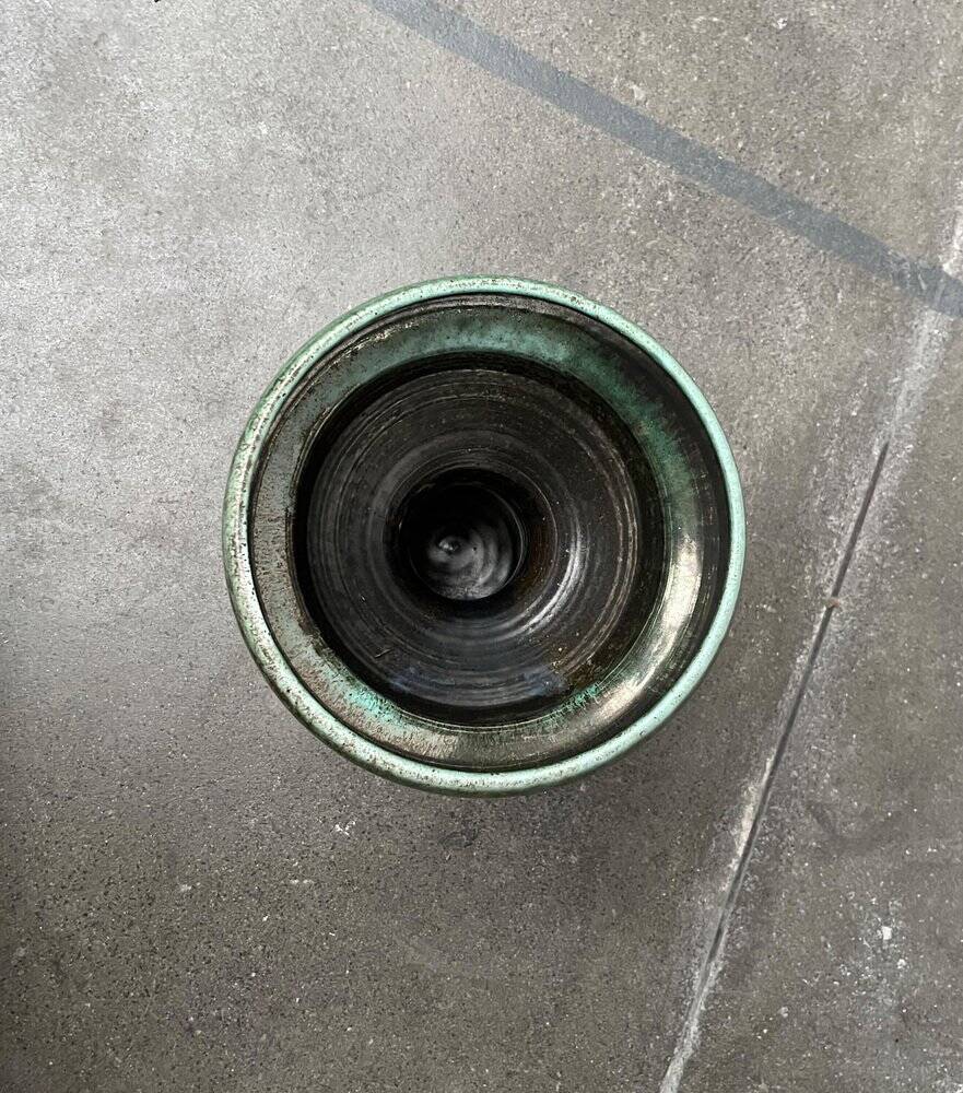 Brutalist studio pottery vase in East German style from the mid-century by Kerstin & Ralf Unterstab for Kunsttöpferei Unterstab KTU, 1960s.