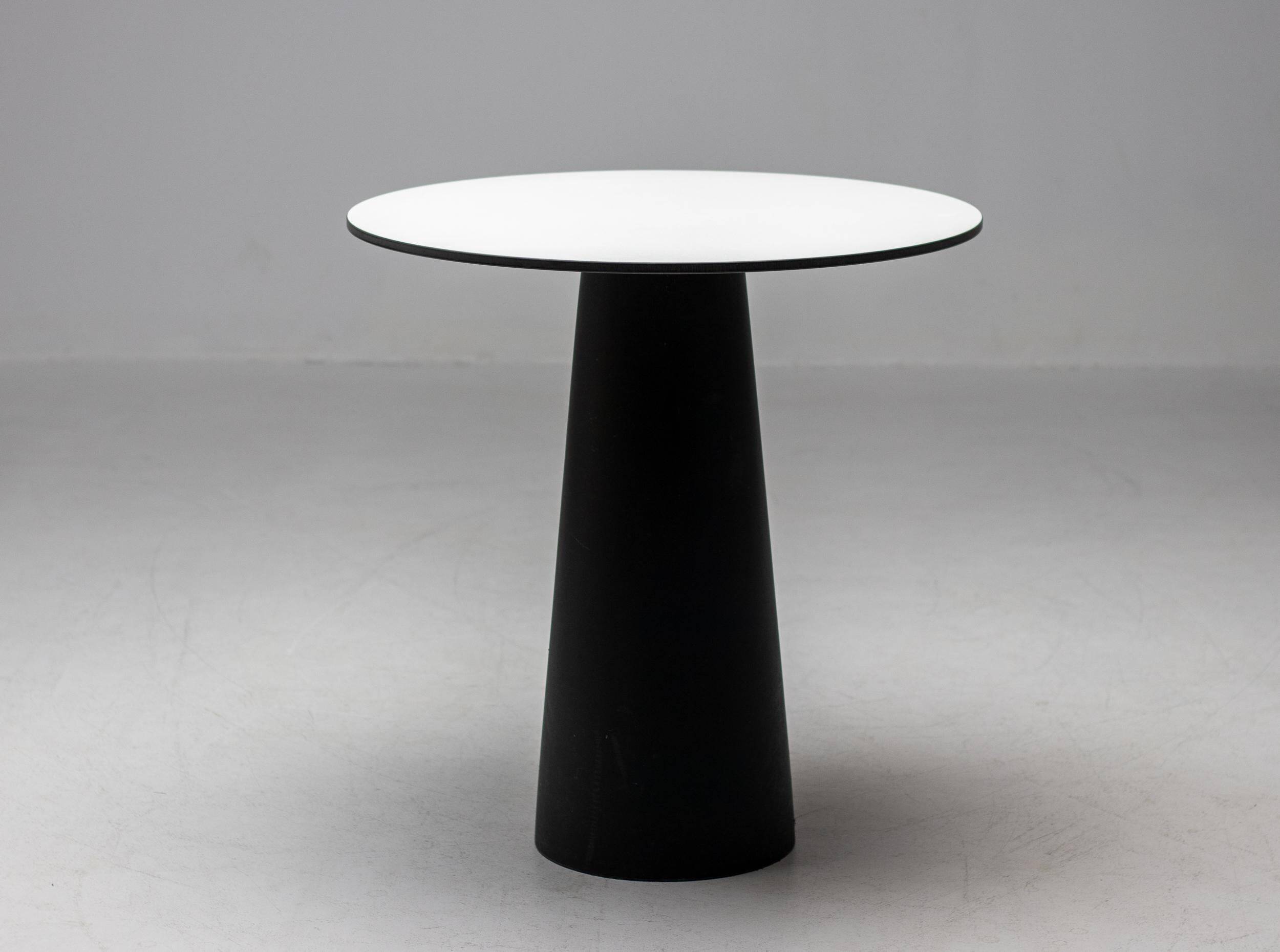 Dining table Container Marcel Wanders, black base and white top.