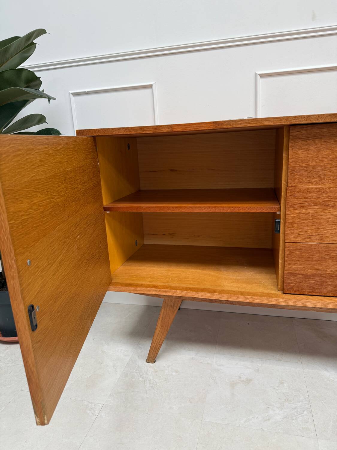 Sideboard with compass feet