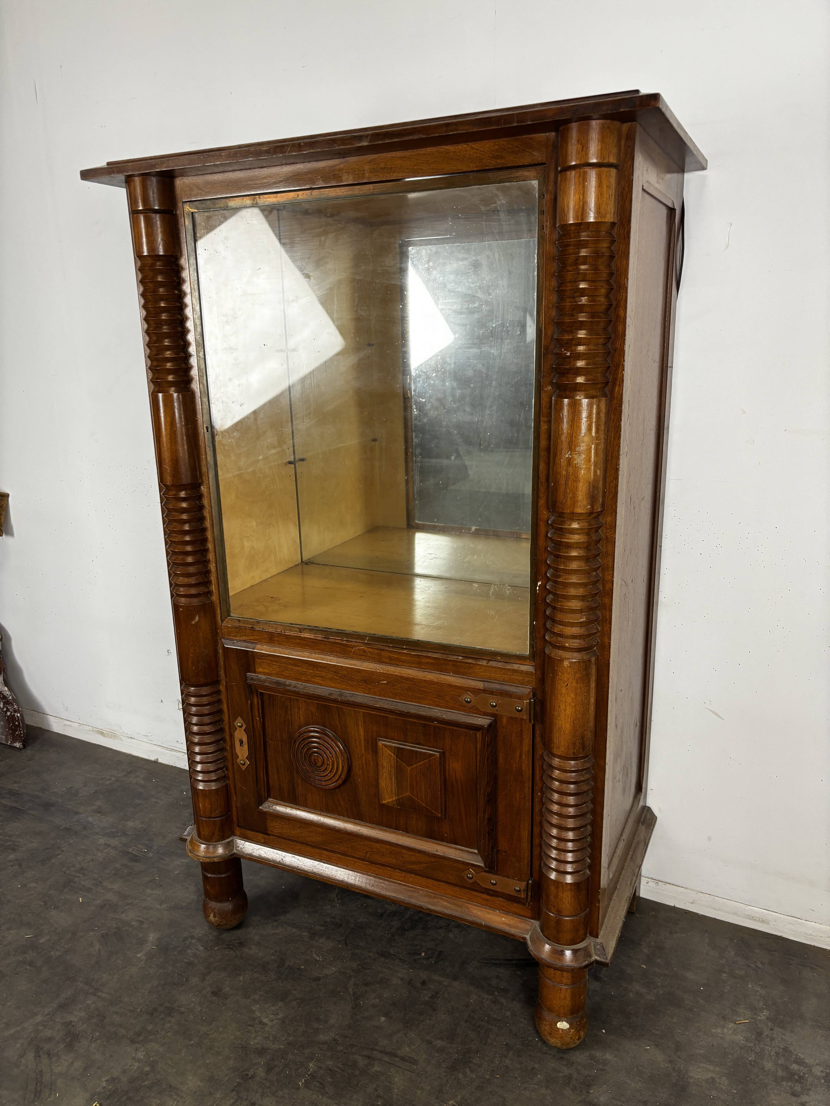 Vitrine dans le gout de Dudouyt en chêne à colonnes cannelées