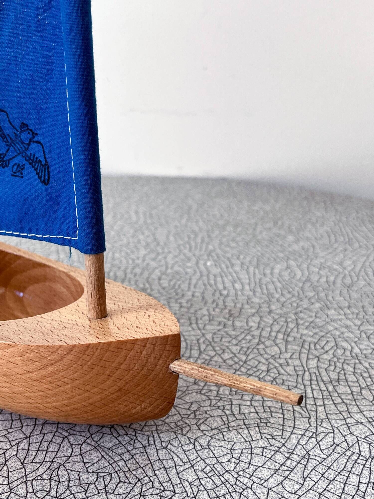Small navigable pond sailboat made of wood and cotton, in good condition.