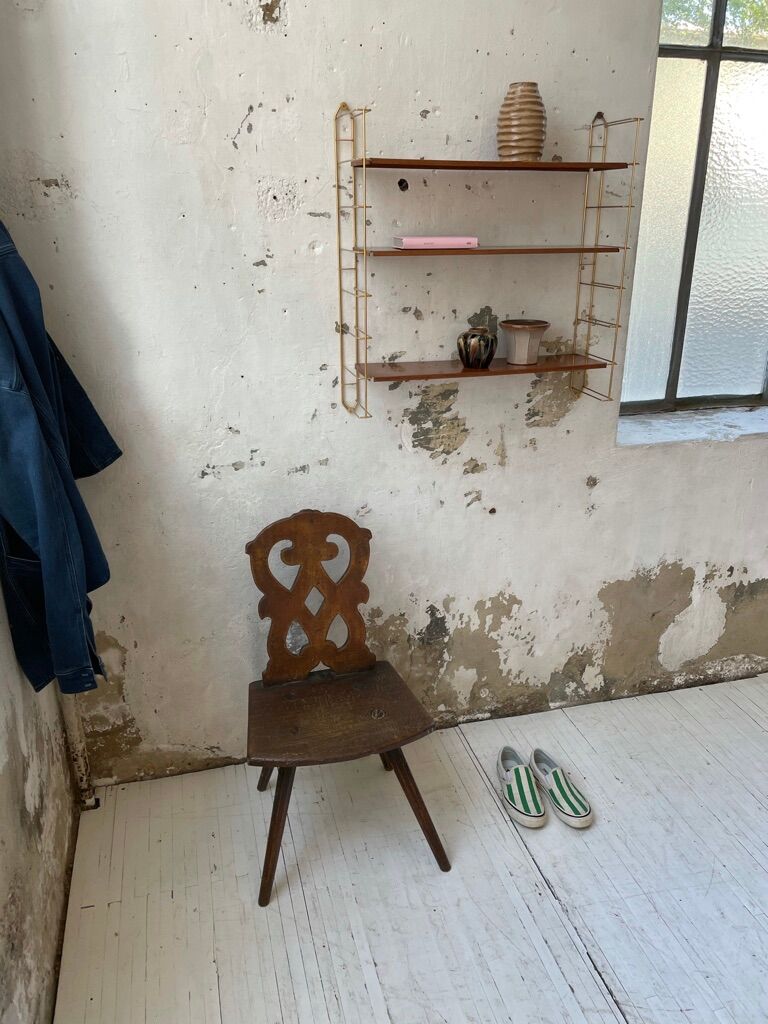 String-type wall shelf