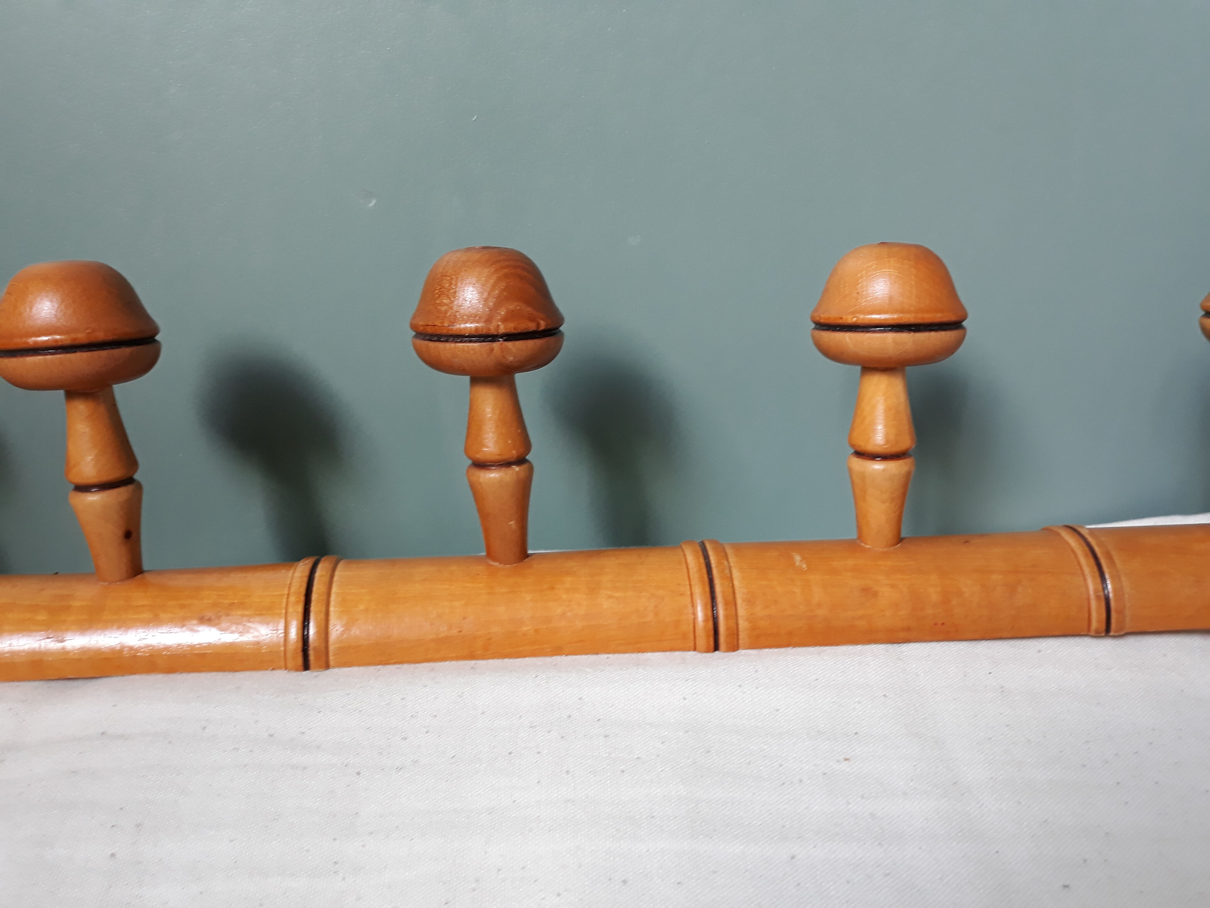 Bamboo-like wall coat rack with 5 mushroom hooks