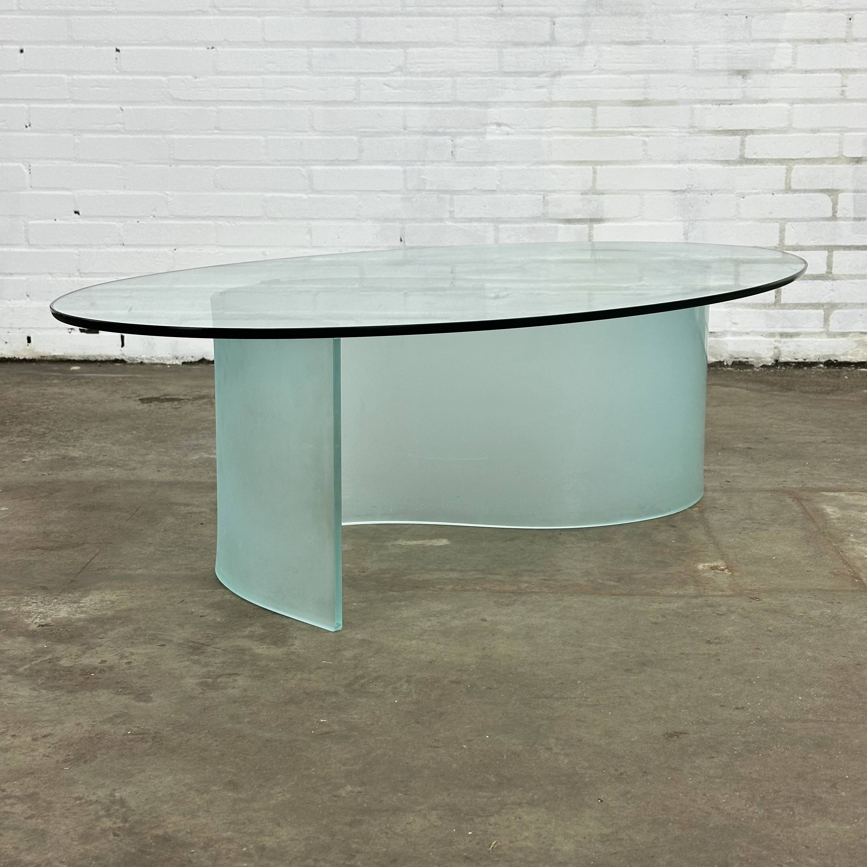 Table basse ovale en verre avec pied en forme de vague