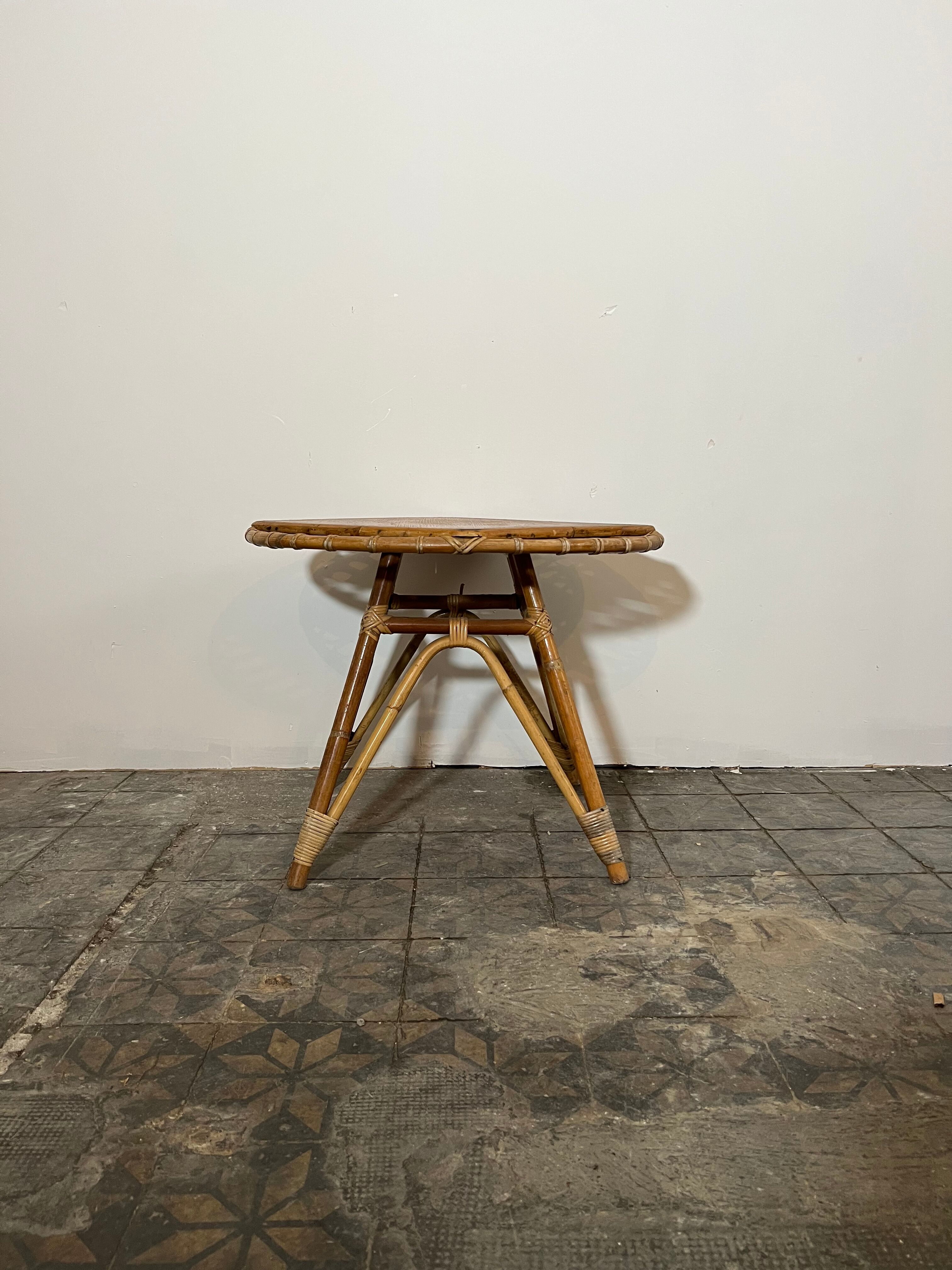Table basse en rotin vintage