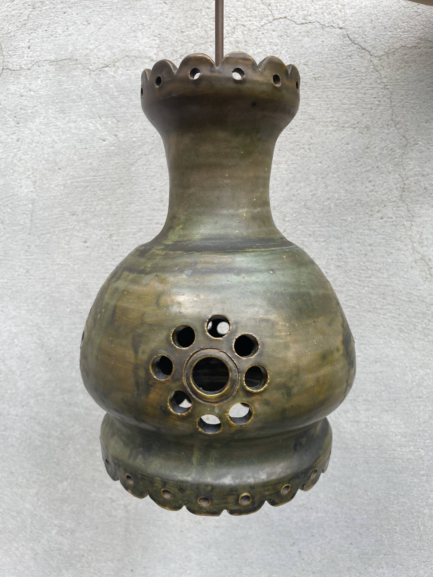 Suspension in glazed stoneware from the 1970s.