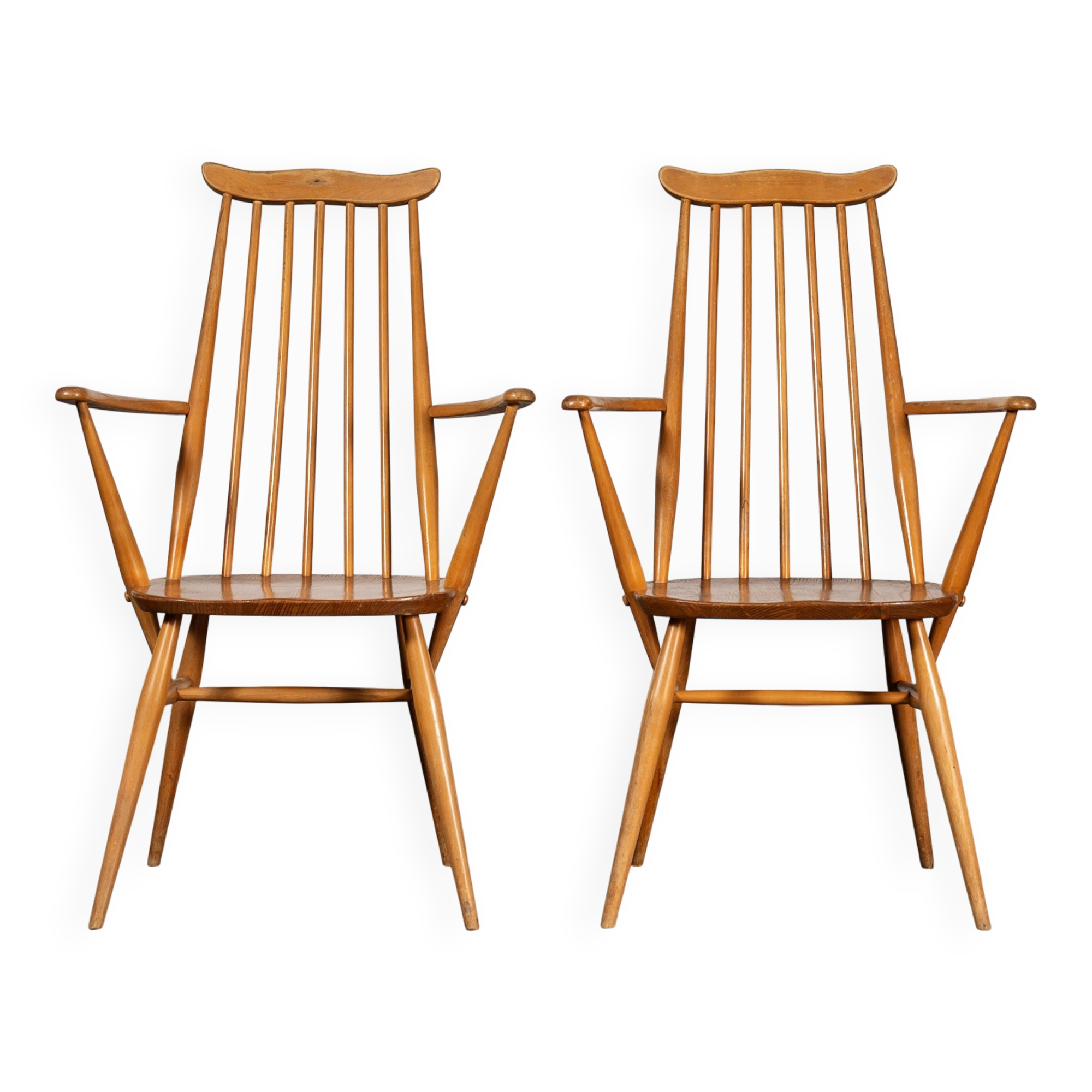 Set of 2 Windsor chairs with armrests.