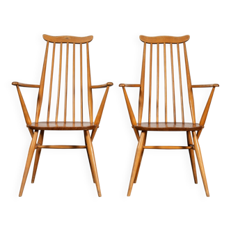 Set of 2 Windsor chairs with armrests.