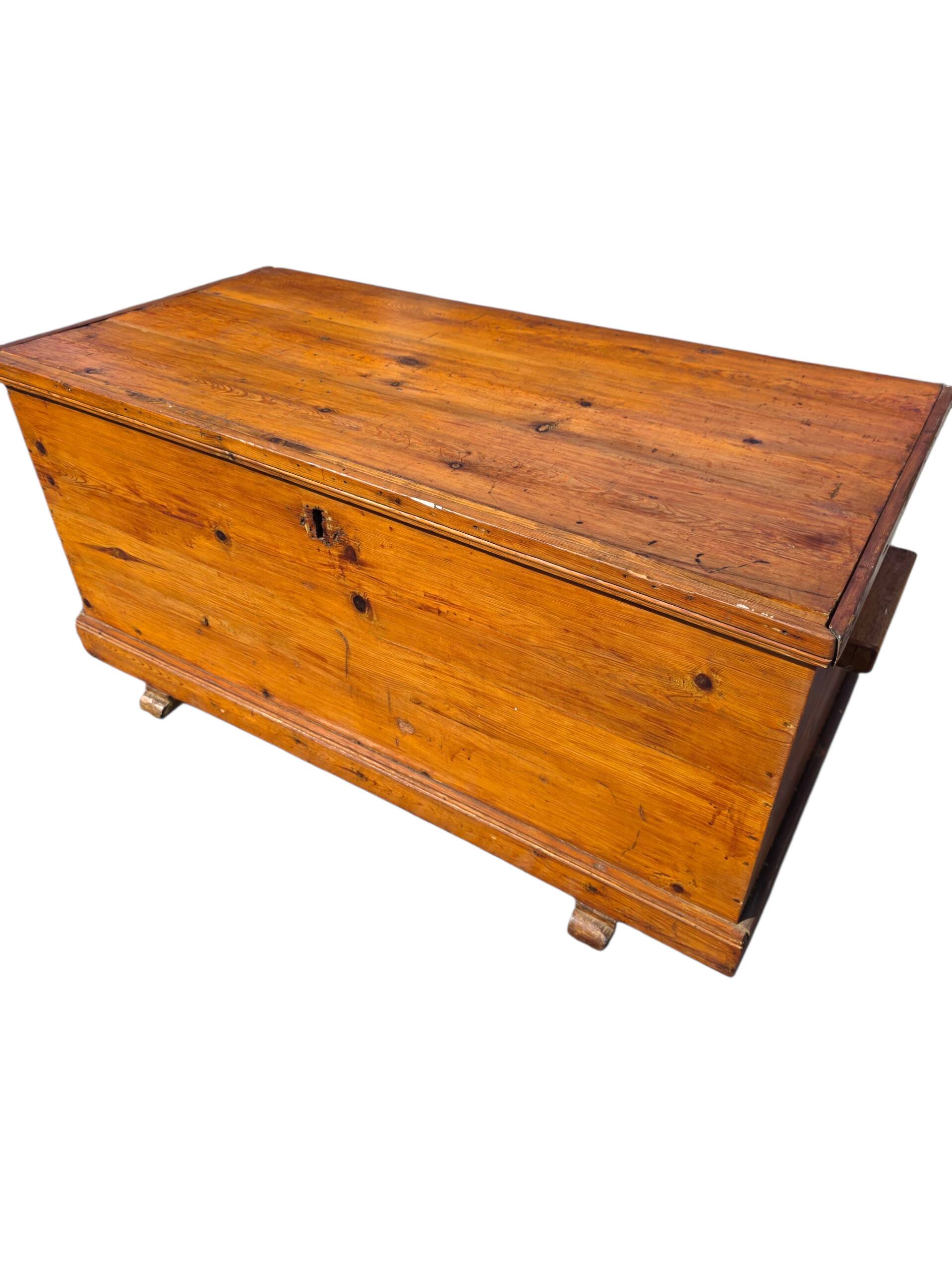 Coffre de metier ancien en sapin