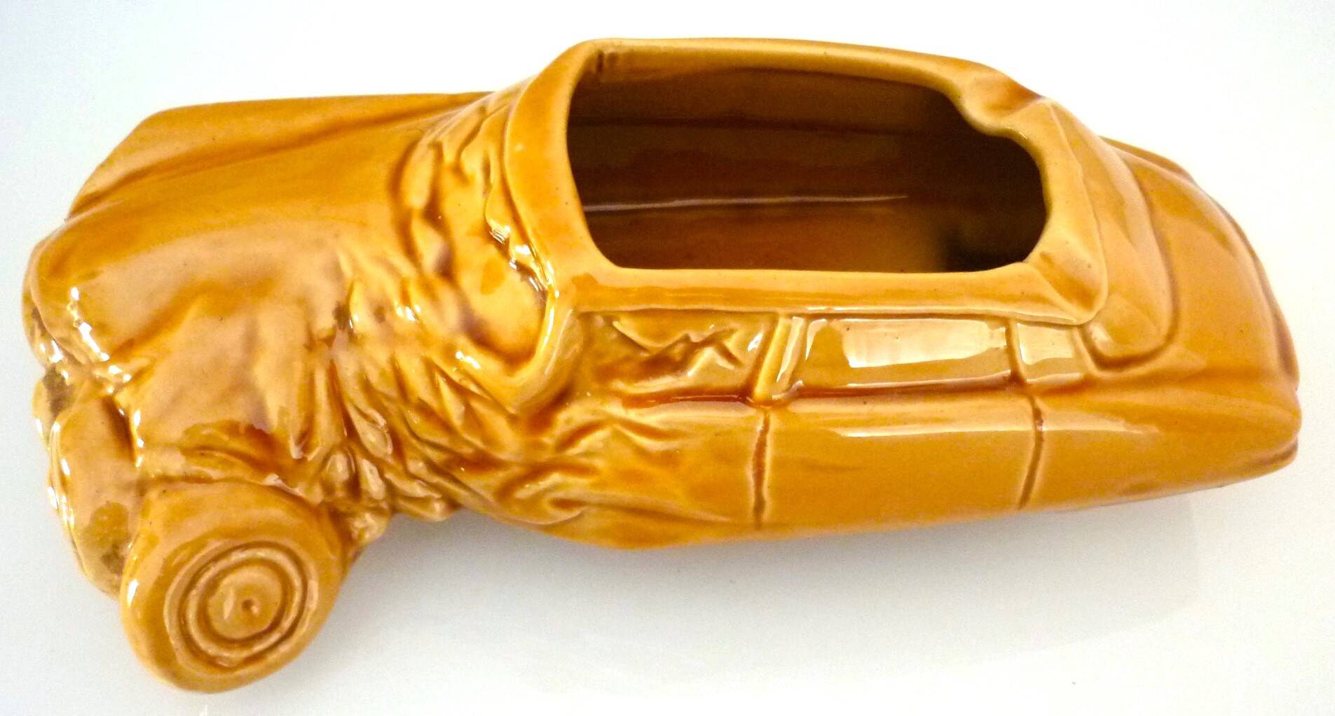 Advertising ashtray, Citroën DS in ochre earthenware, bodywork, garage
