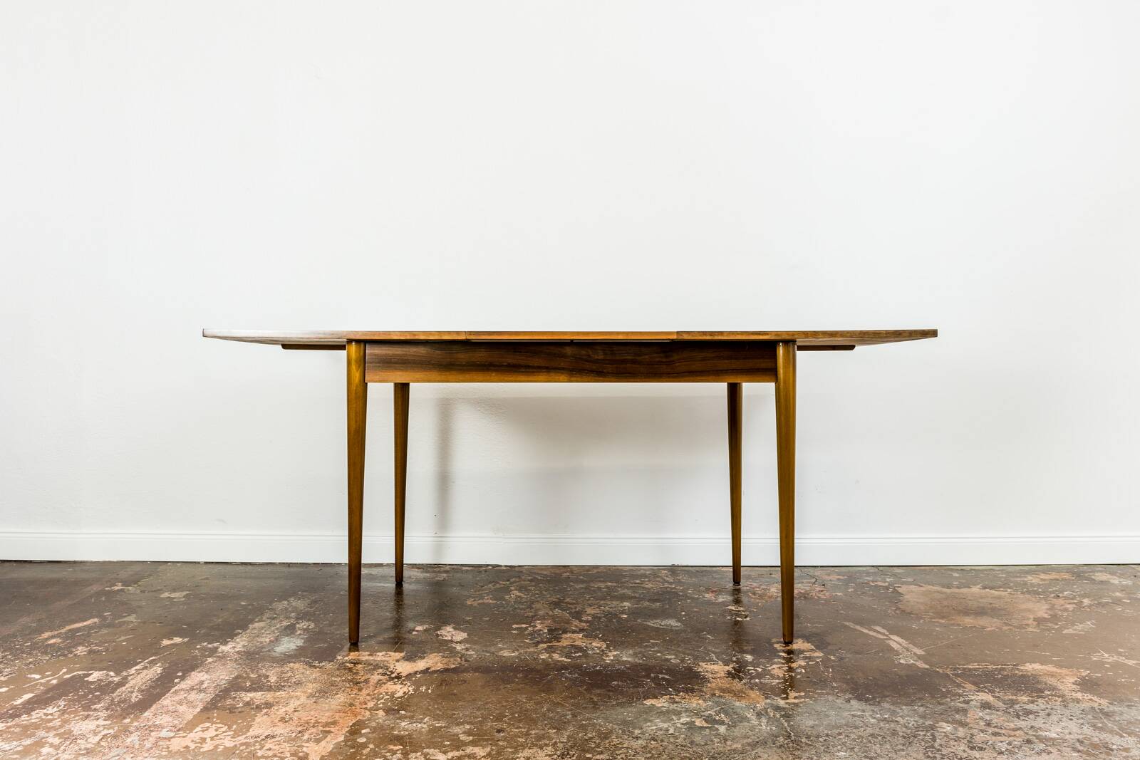 Table à manger extensible de style mid-century en noyer, années 1960