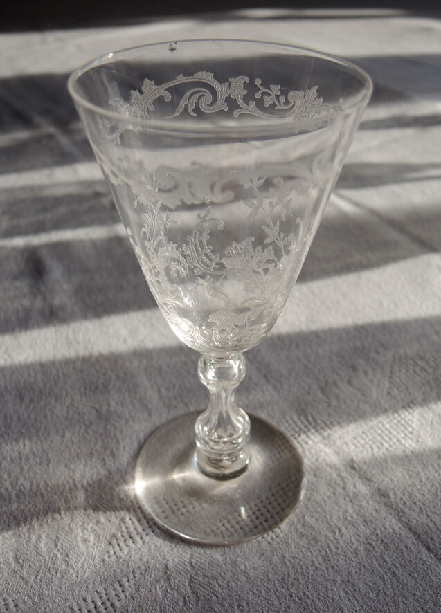 Former service of 30 engraved crystal foot glasses