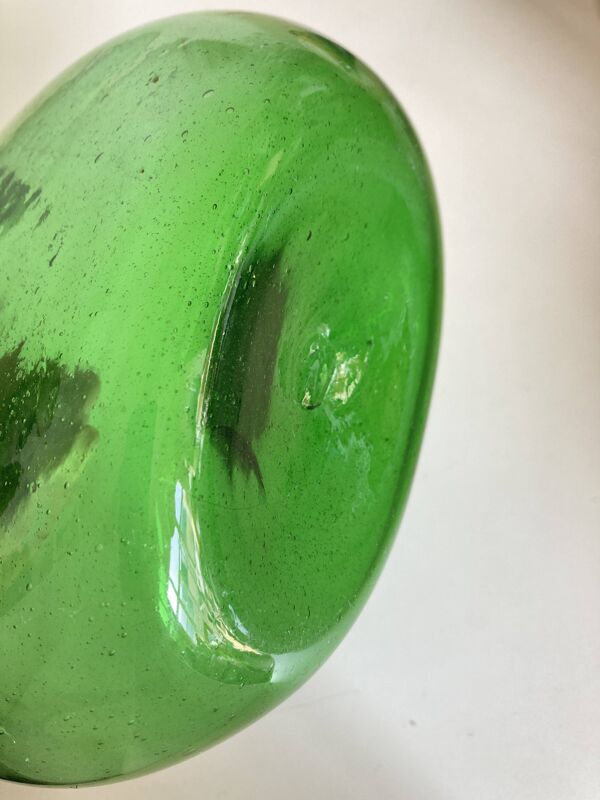 Vase néo-classique, travail italien en verre bullé soufflé vert, 1960