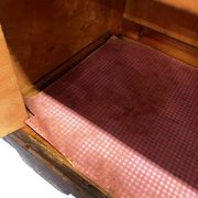 Vitrine vintage en bois avec verre jaune
