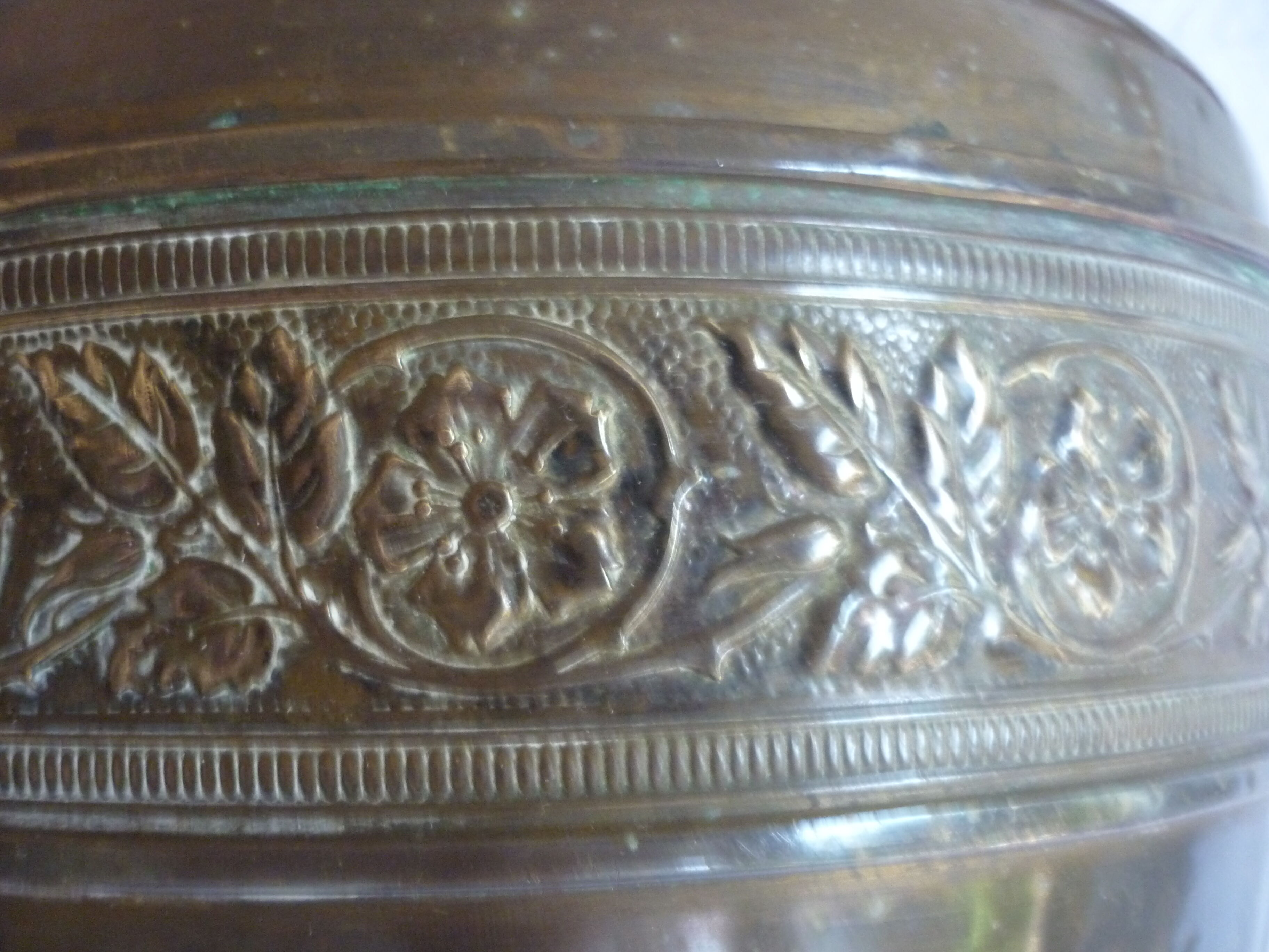 Cache pot brass floral décor