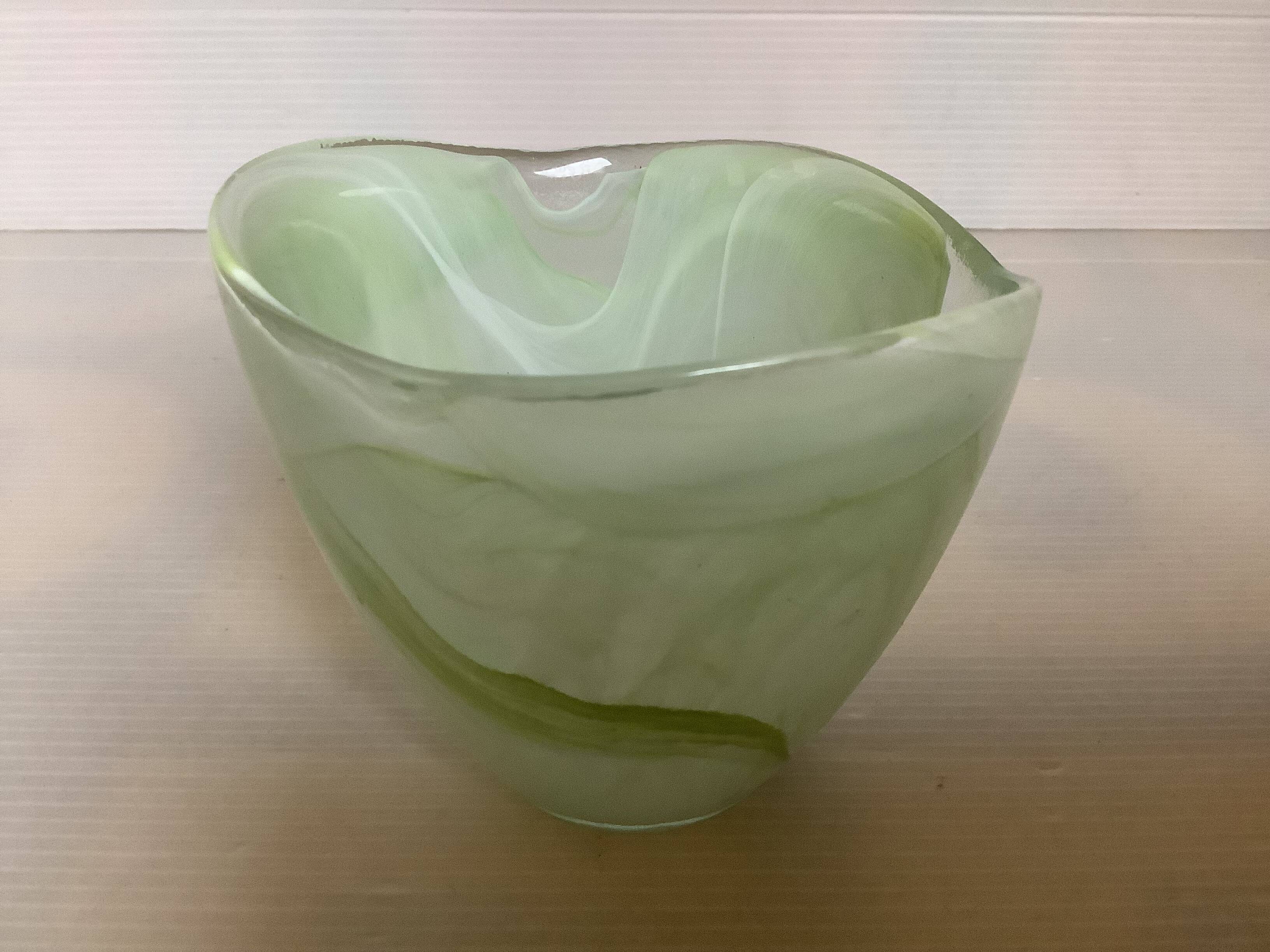 Asymmetrical glass paste ring holder