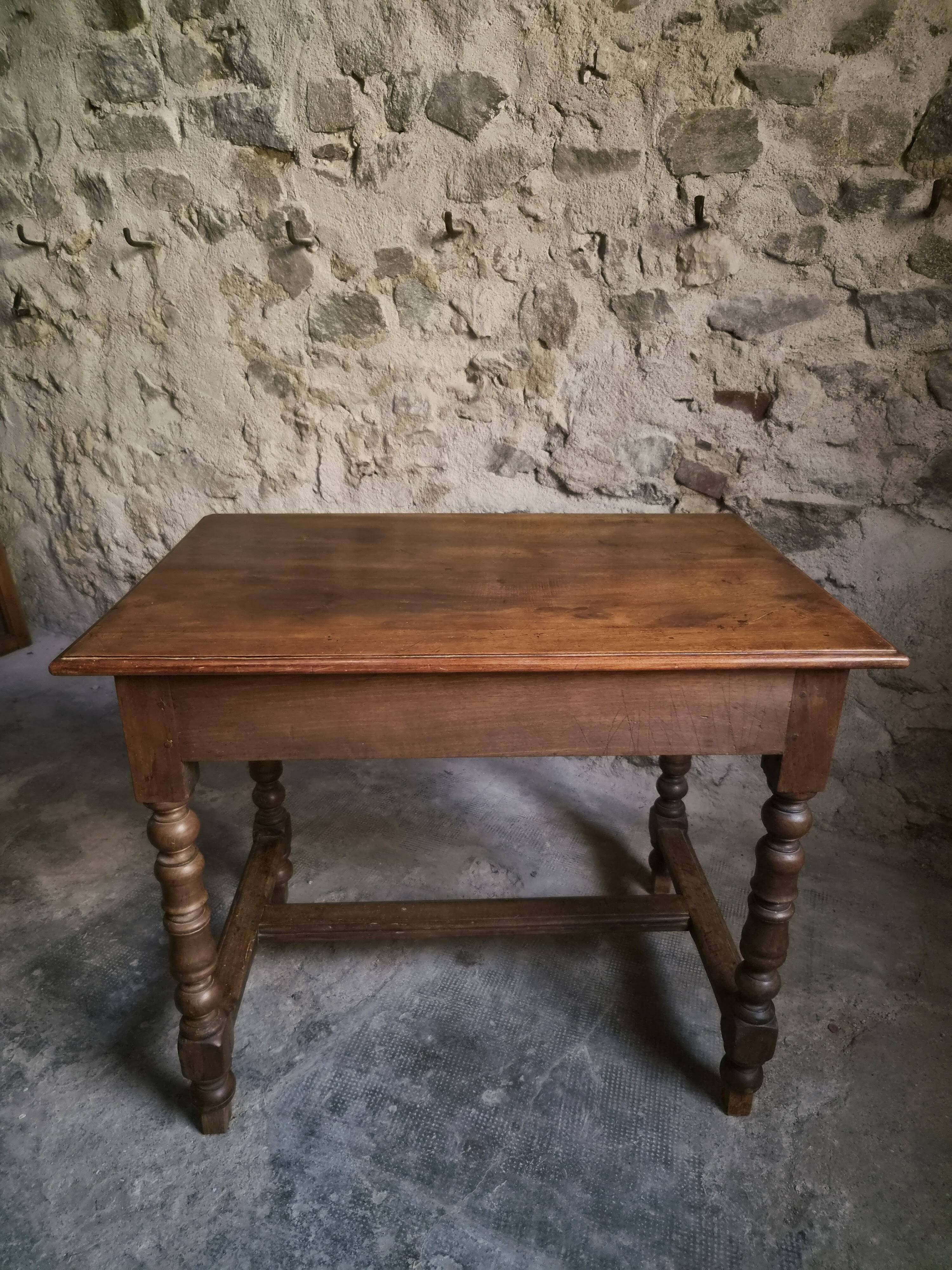 Table d'écriture française ancienne en noyer, bureau du XVIIIe siècle avec tiroir, vers 1750–1800