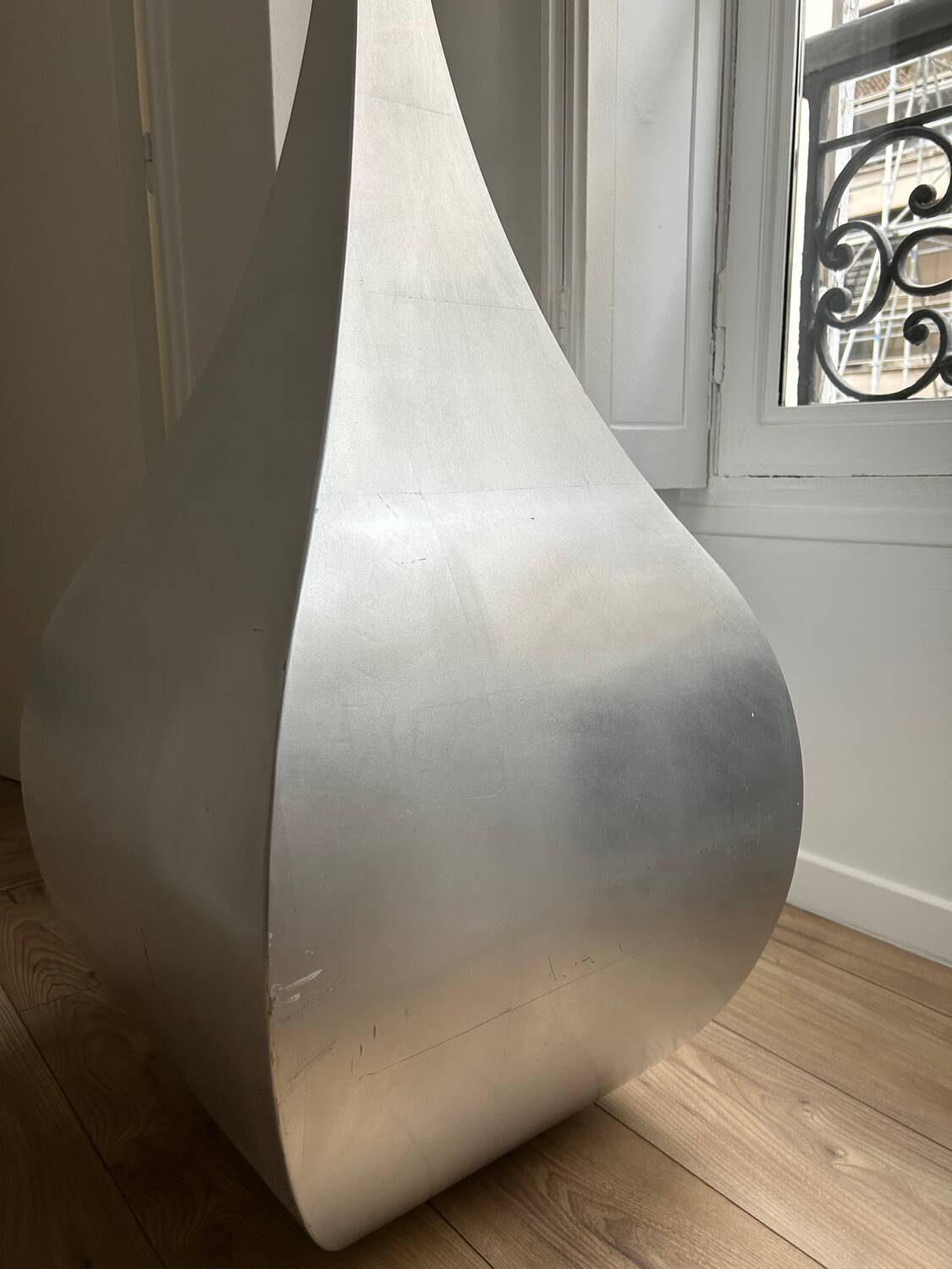 Monumental sculptural vase in aluminium – Italian design – De Castelli