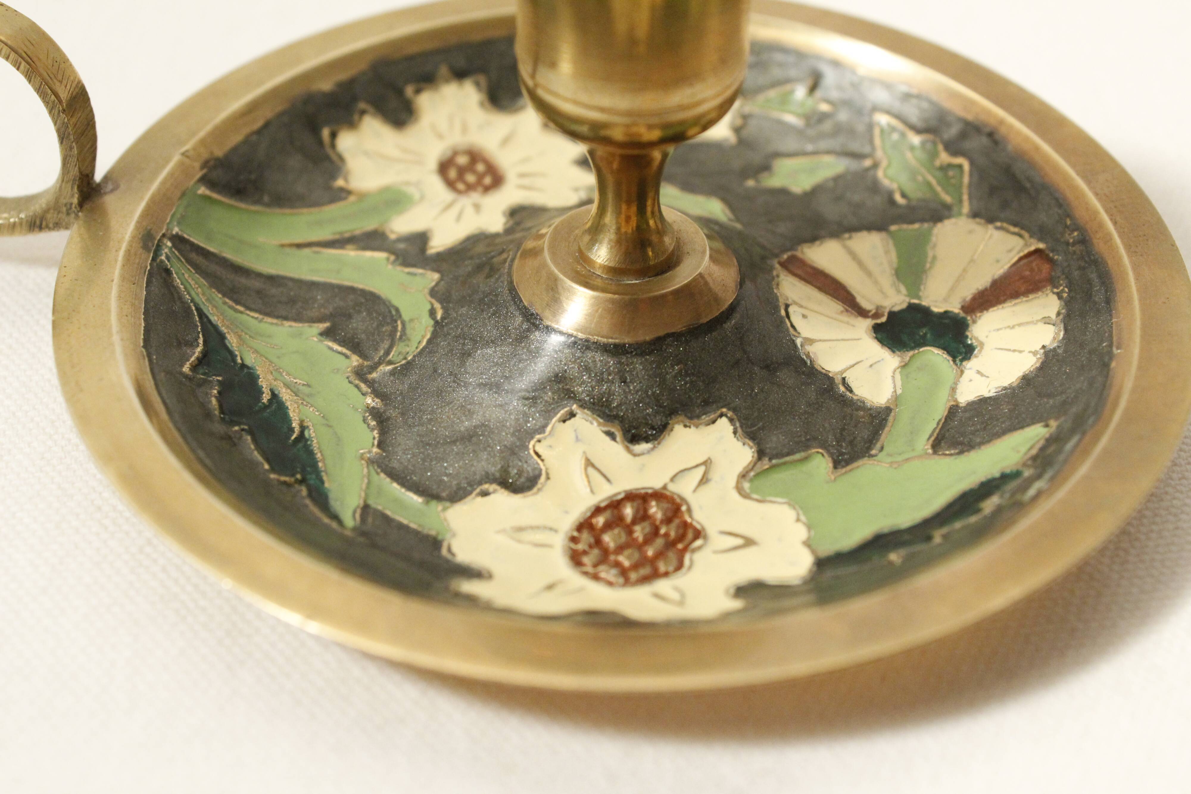 Set of 2 round golden metal candle holders and floral patterns