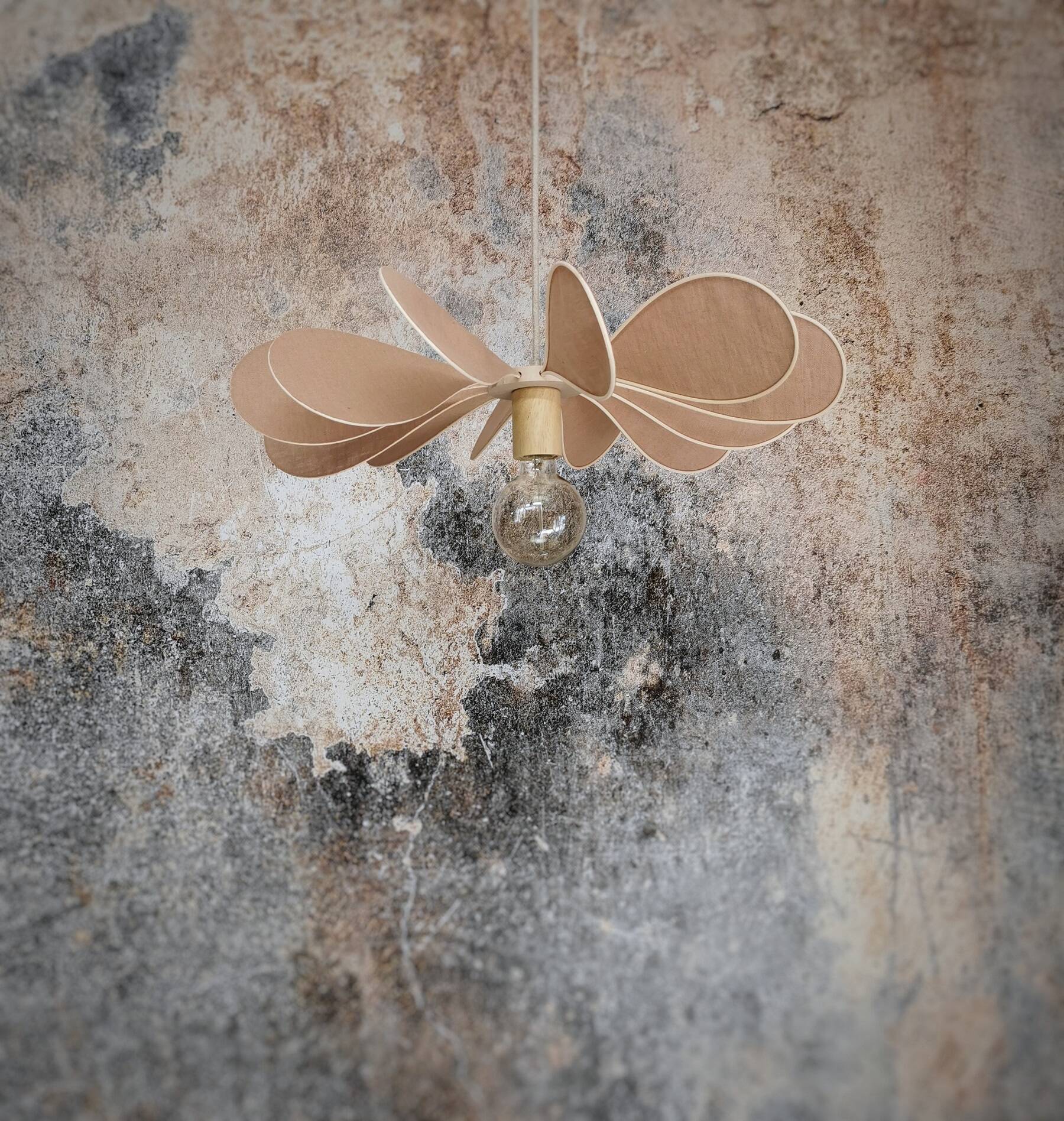 12-blade propeller suspension in rattan and nude linen