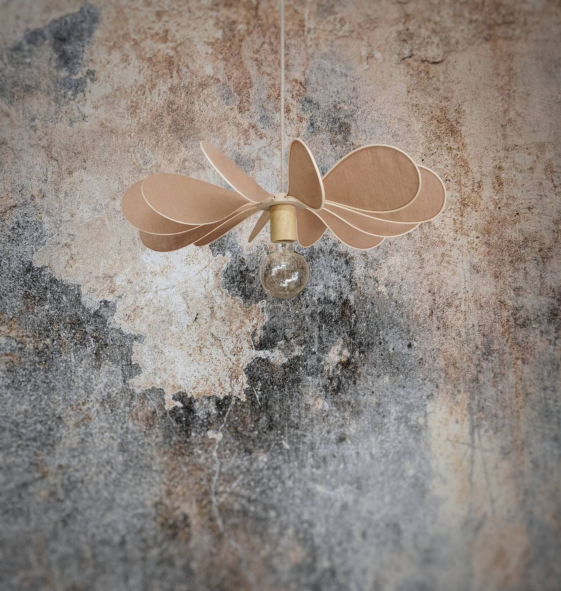 12-blade propeller suspension in rattan and nude linen