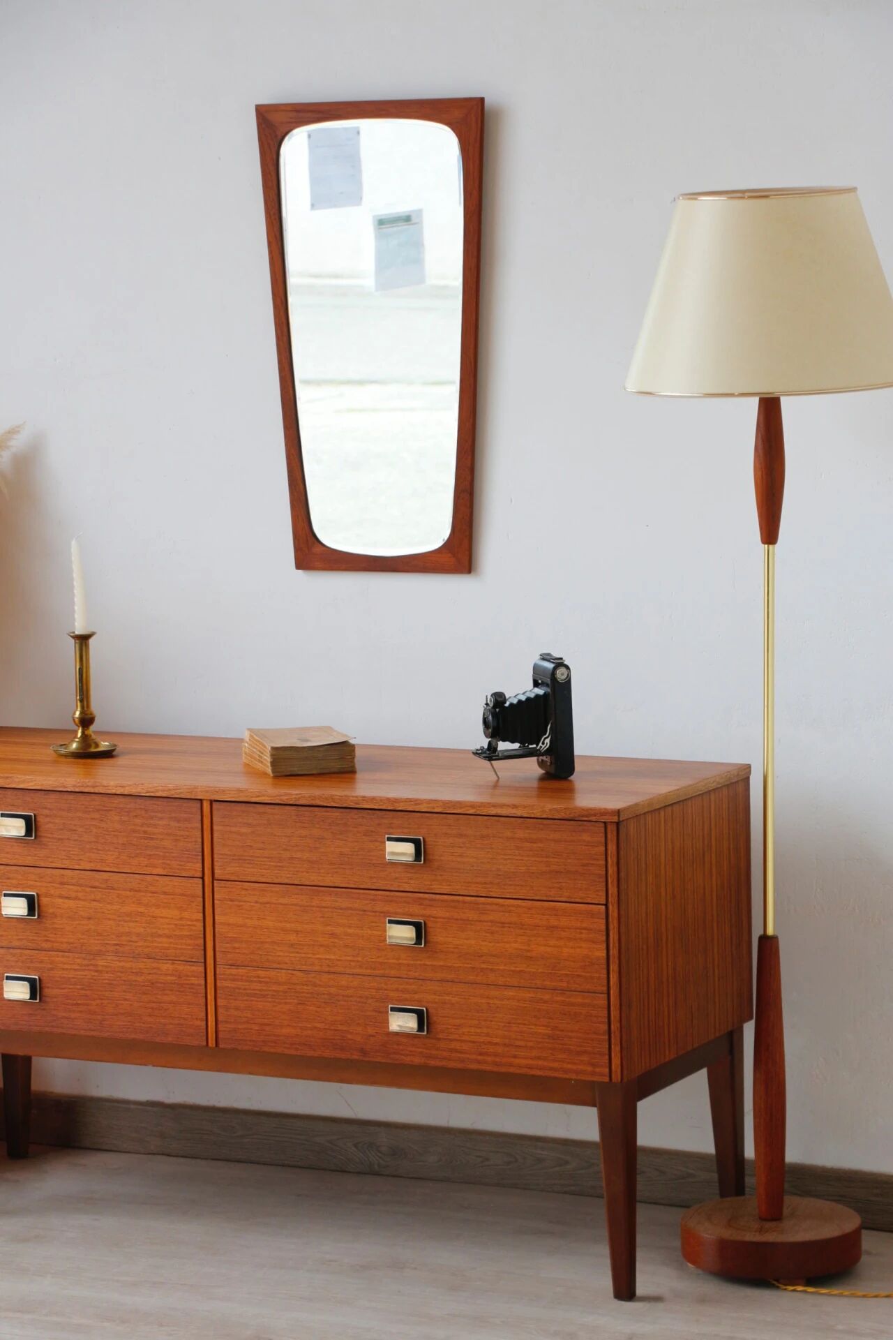 Vintage teak and zebrano chest of drawers: elegance of the 60s.