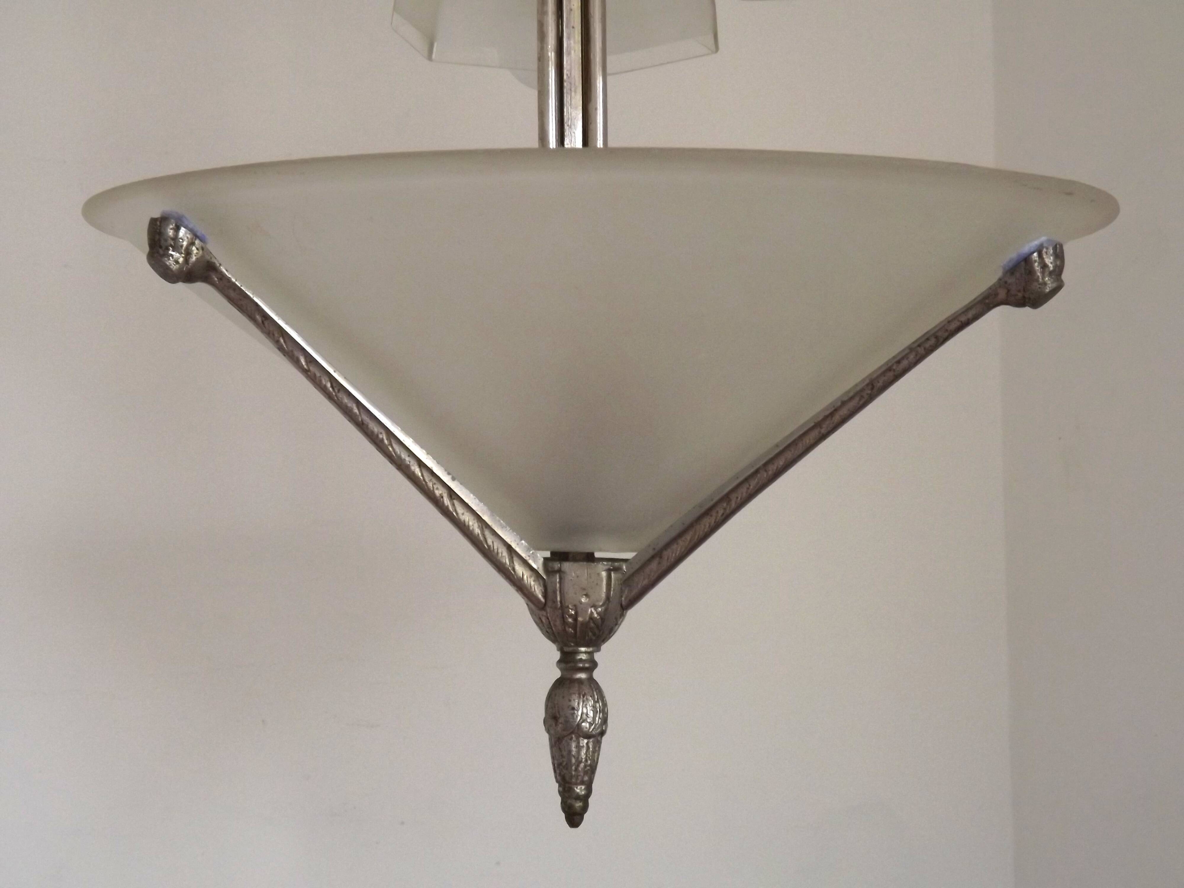 Chandelier en argent Art Déco français à 3 lumières avec abat-jours coniques et hexagonaux opaques