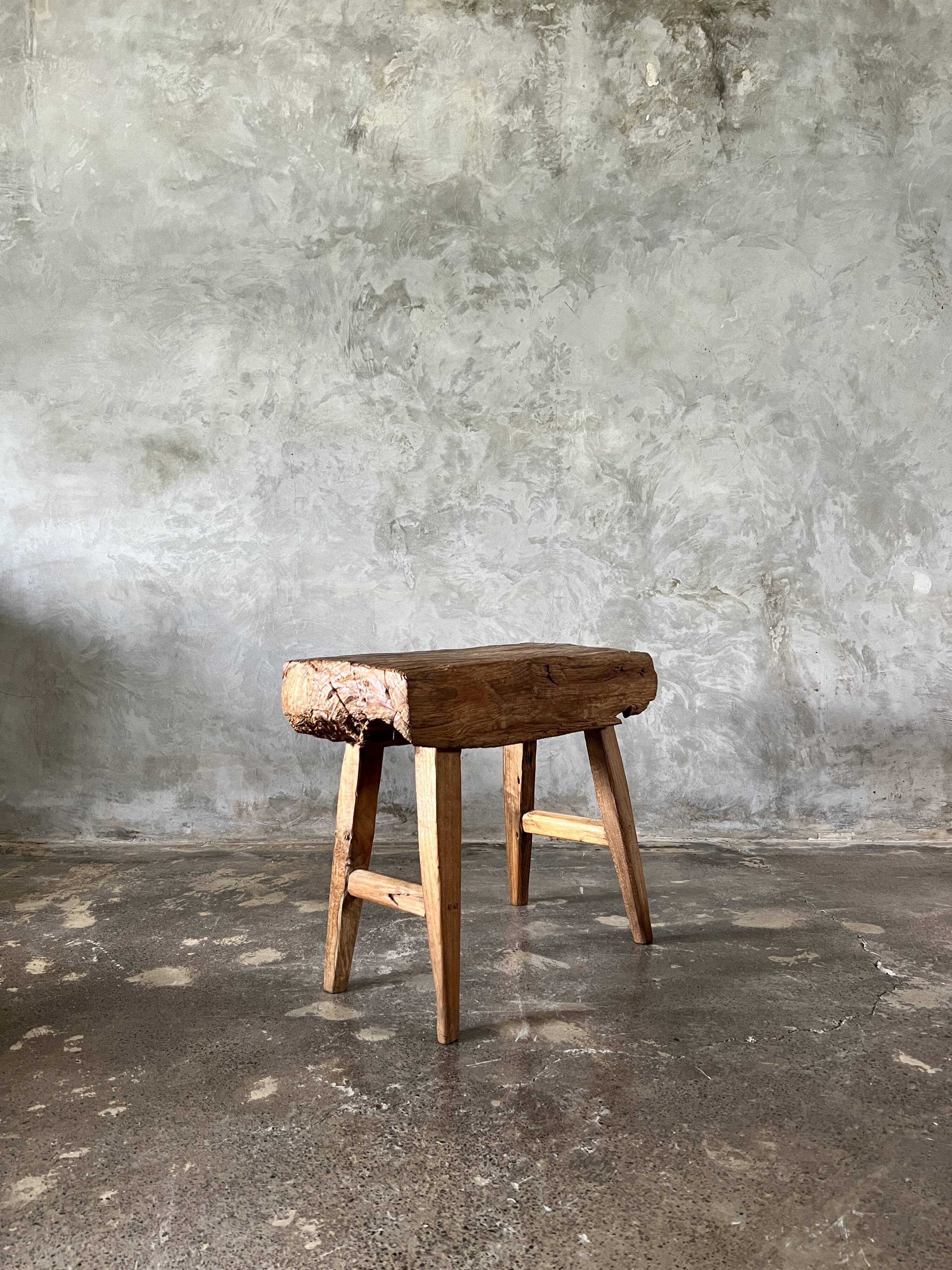 Small organic bench in blond Asian teak quadripod - Tujuh