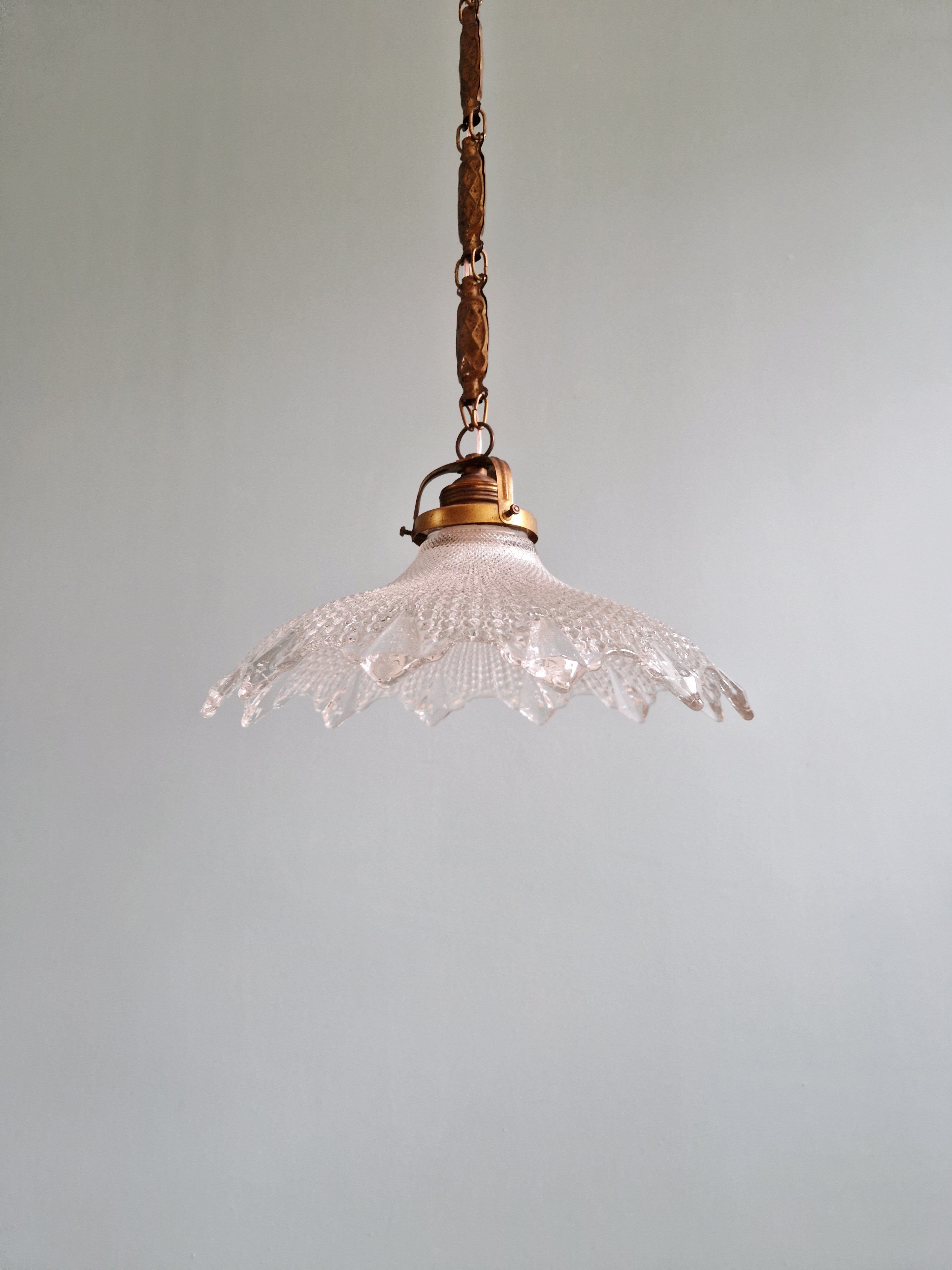 Suspension art déco en verre transparent festonné, années 1920-30