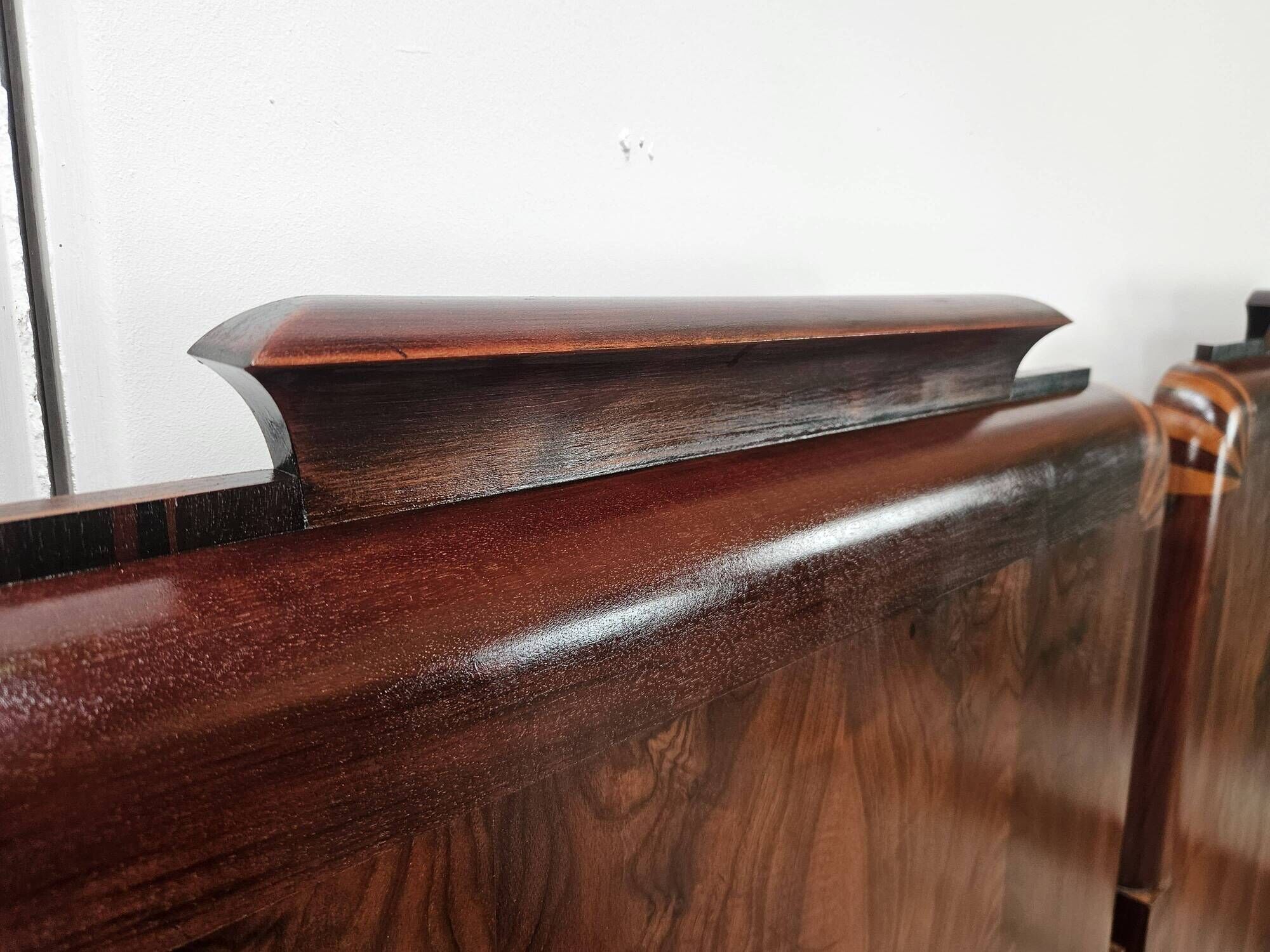 Pair of Art Decò single beds in mahogany and pink maple, 1940