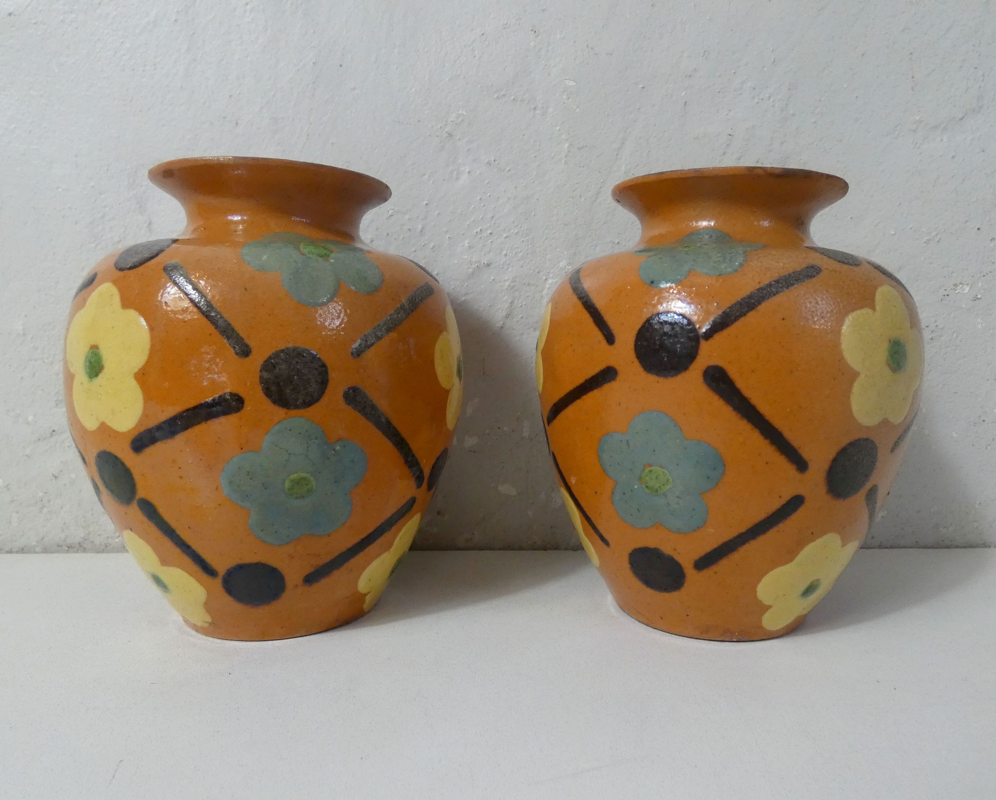 paire de vases en terre cuite vernissée