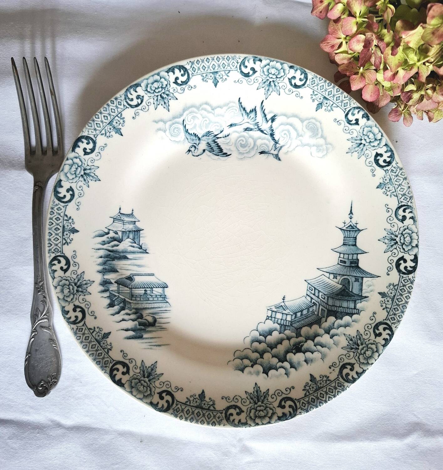 Assiettes plates anciennes dépareillées en faïence terre de fer