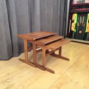 Ensemble de trois tables en teck, Danemark, années 1960.