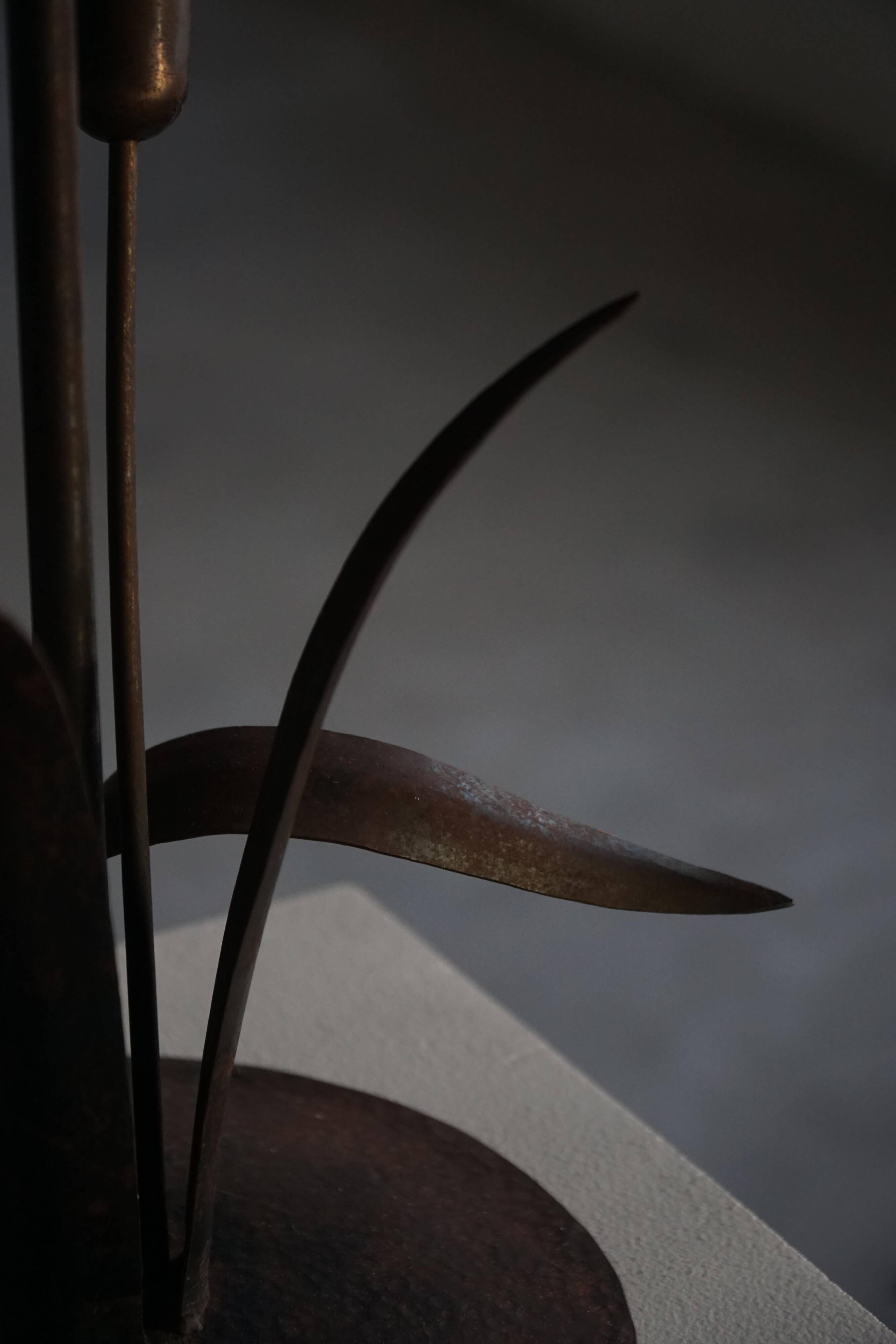 Handcrafted table lamp in wrought iron, organic shape, mid-20th century, 1940s.