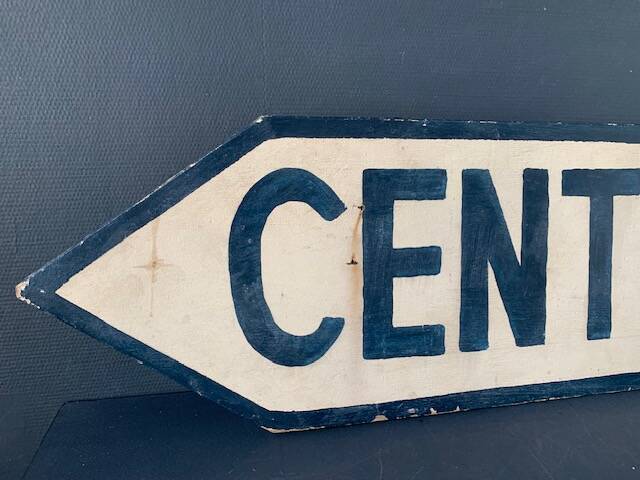 Panneau de signalisation vintage, en bois peint, centre ville.