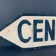 Panneau de signalisation vintage, en bois peint, centre ville.