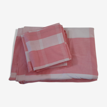 Old coat ofkin in white and pink liin - 6 assorted towels.